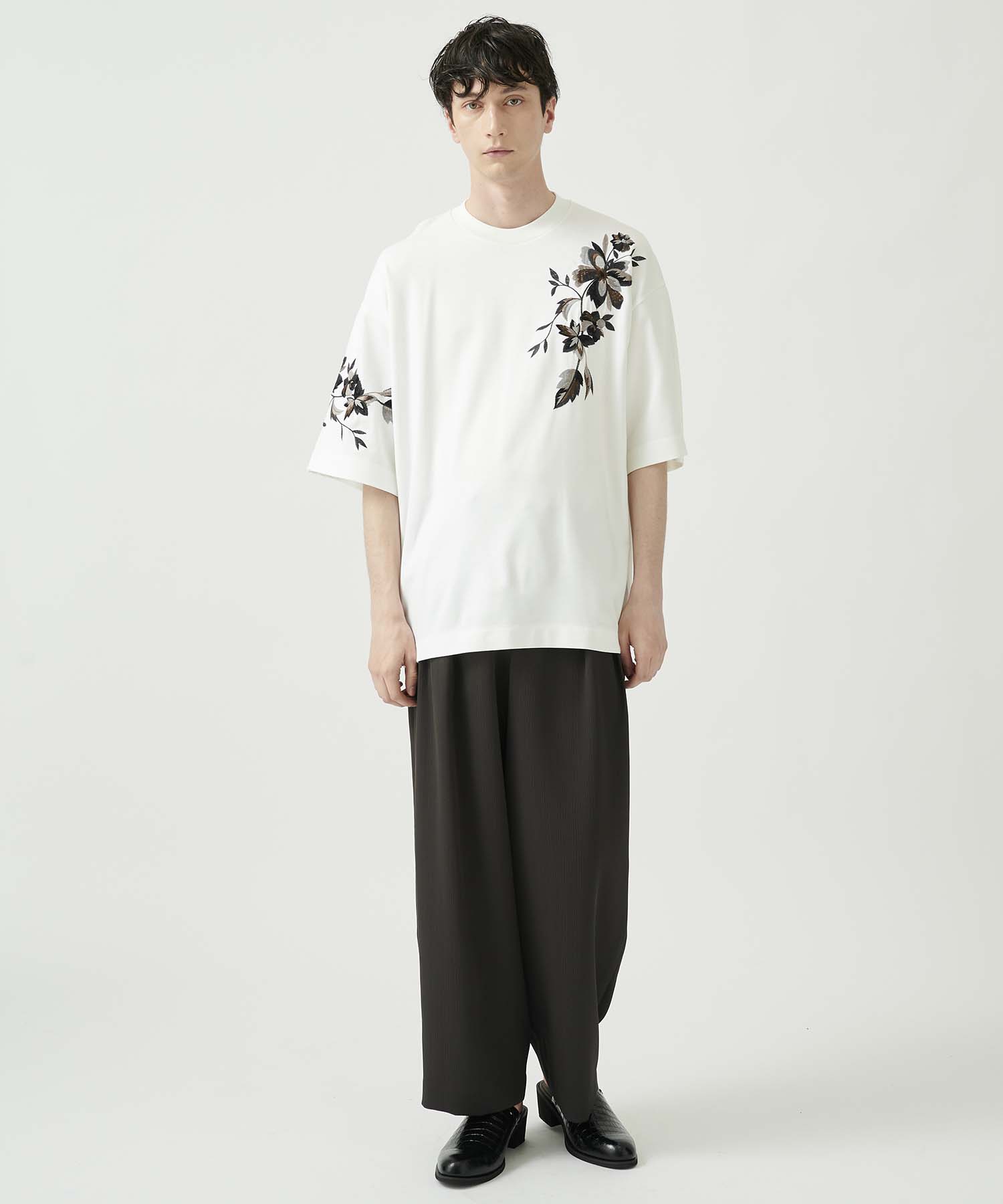 フラワーエンブロイダリーTシャツ