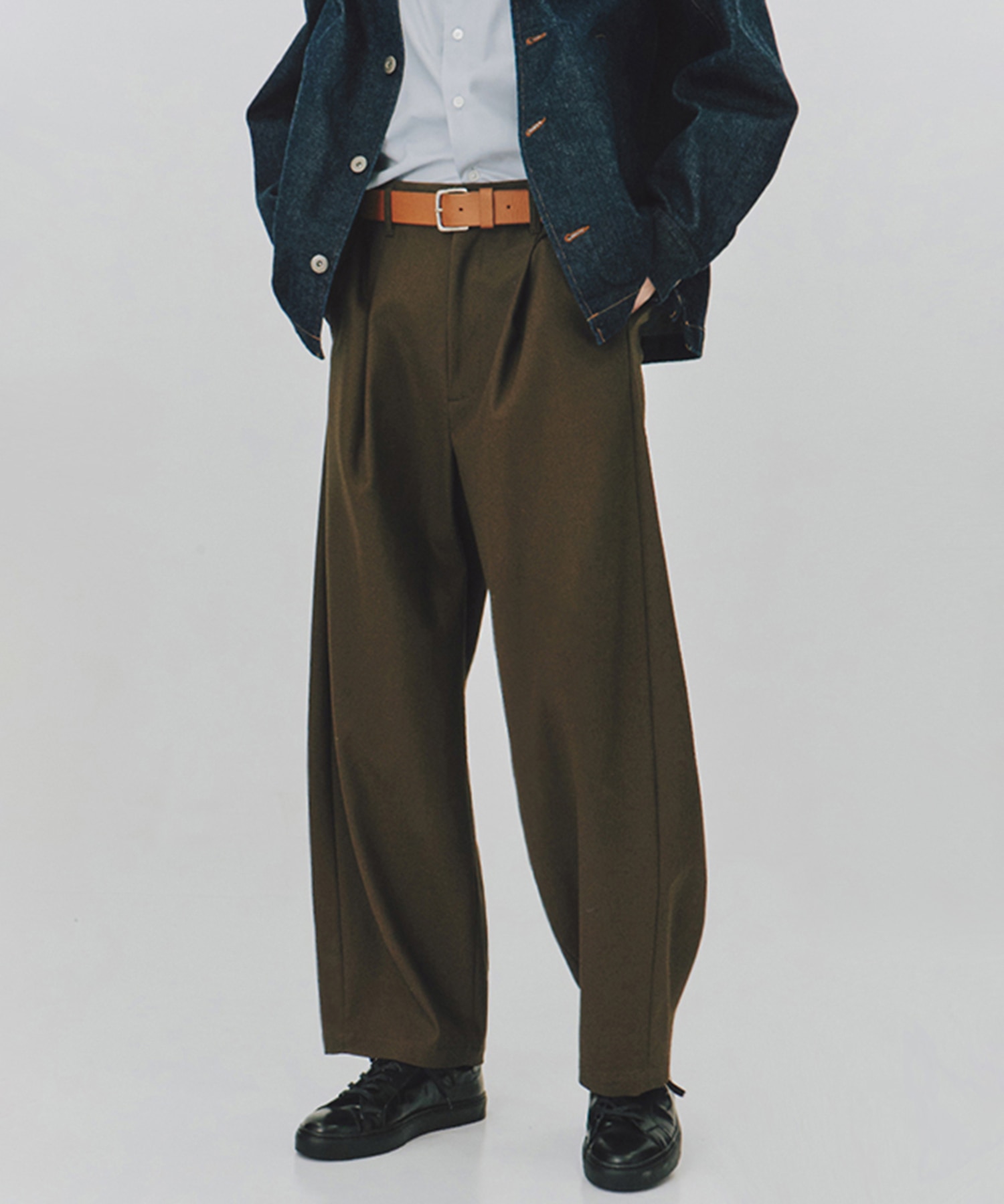 〈再入荷なし〉ハイツイスト バレルチノパンツ