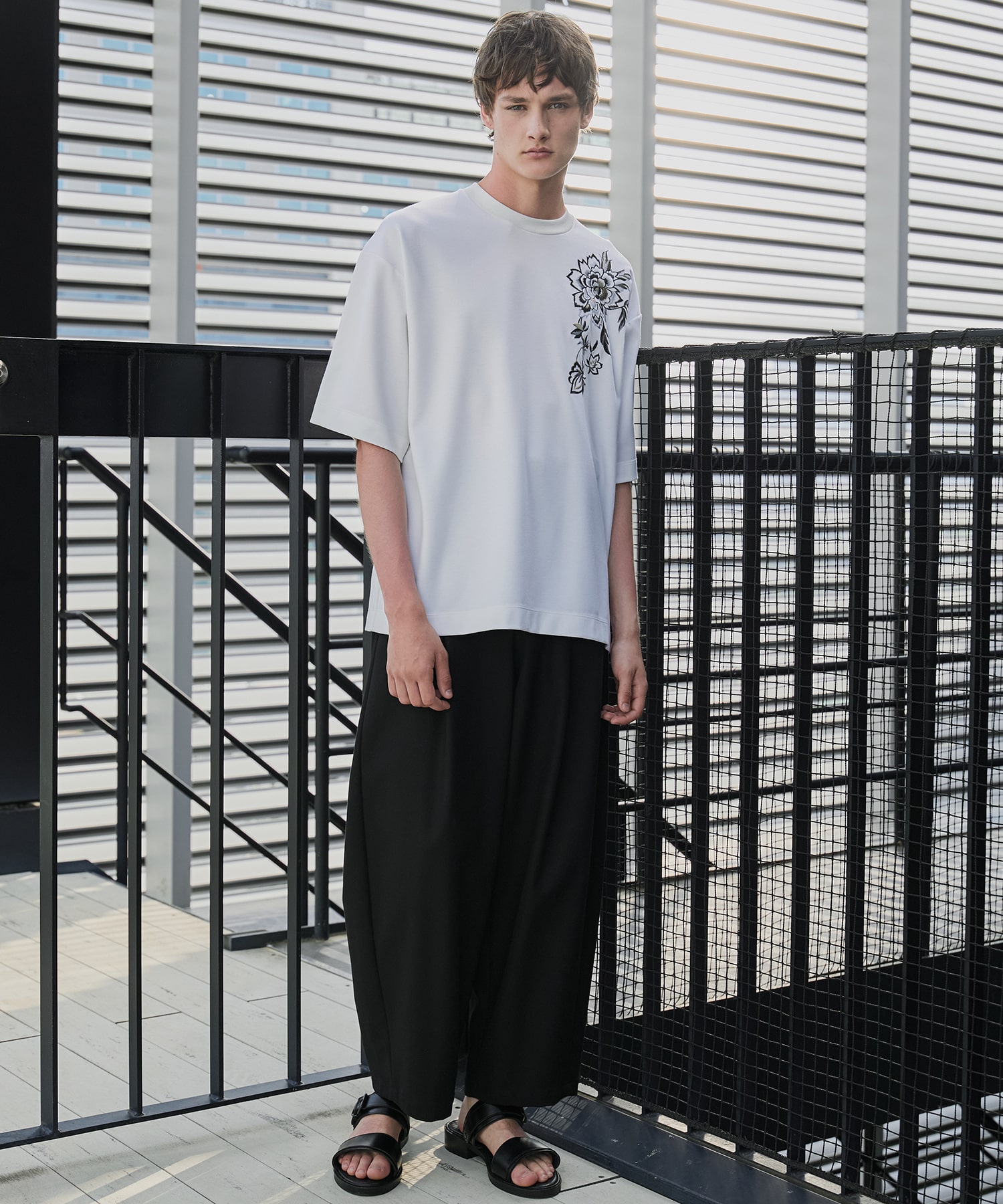 〈新発売〉フラワーエンブロイダリーTee