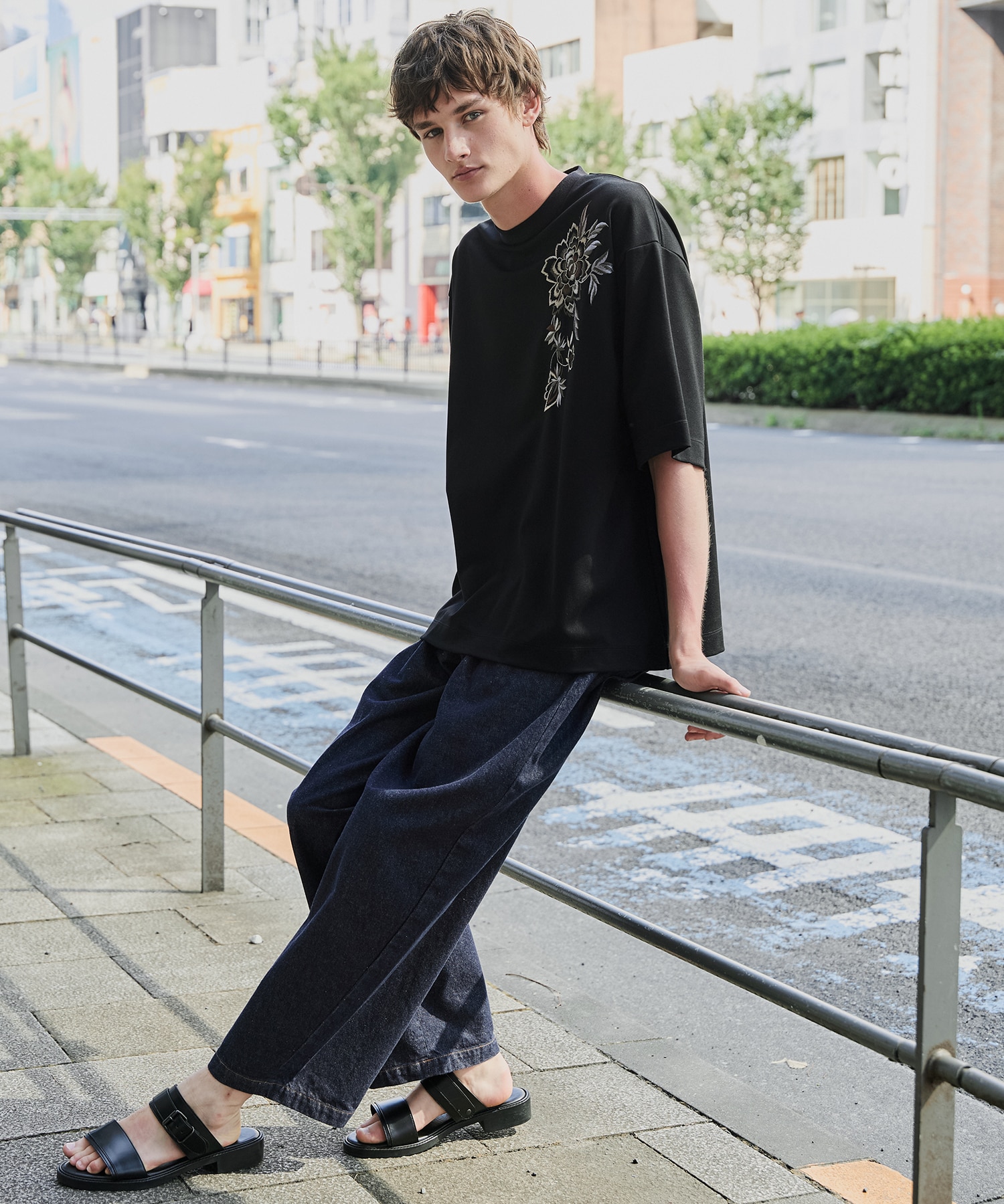 〈新発売〉フラワーエンブロイダリーTee
