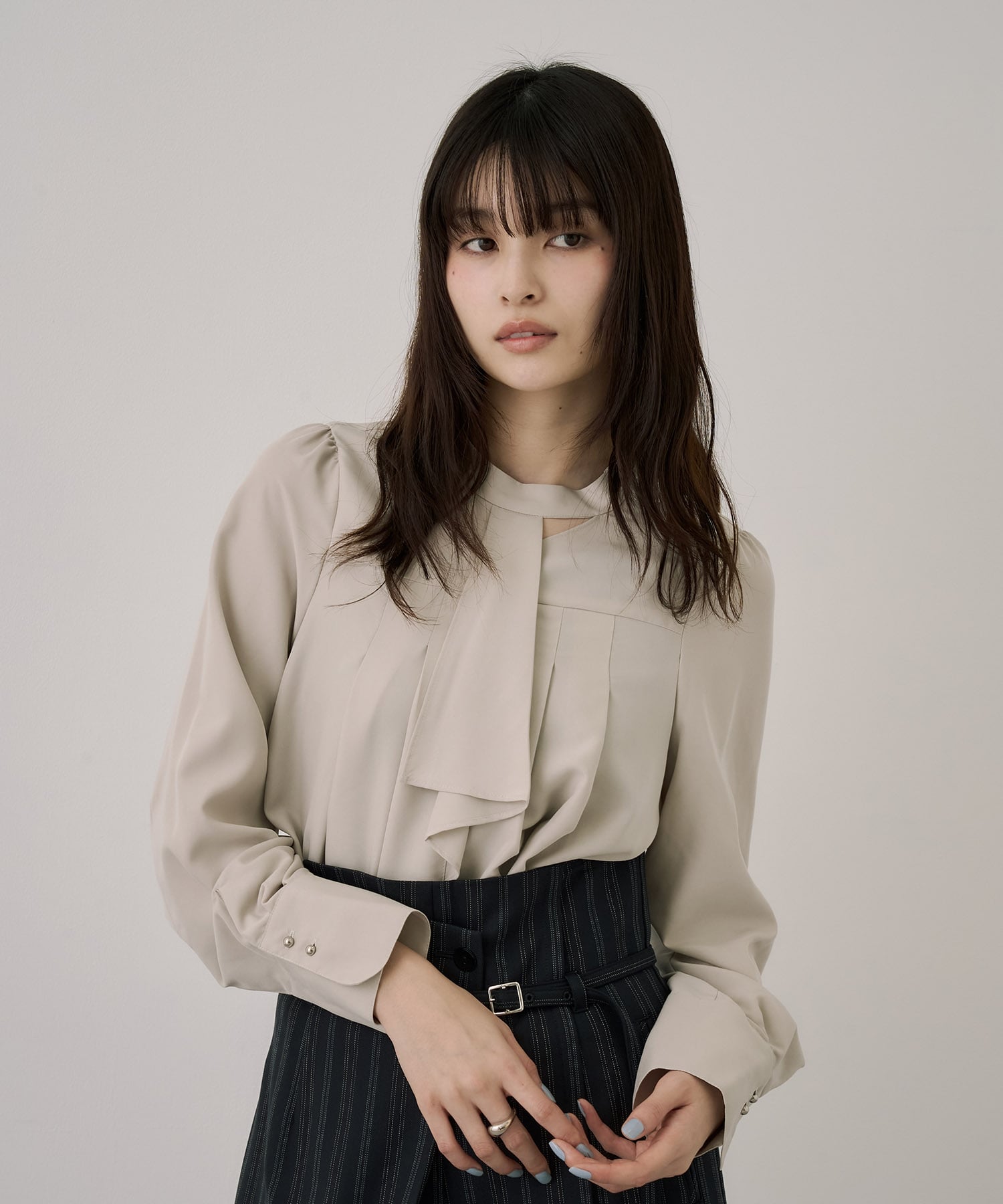 フロントタイタックブラウス