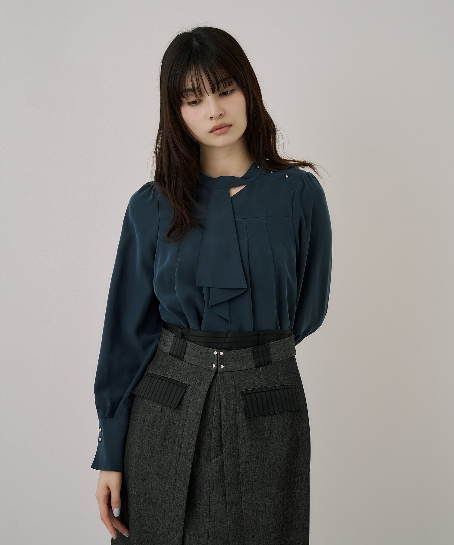 〈残りわずか〉フロントタイタックブラウス