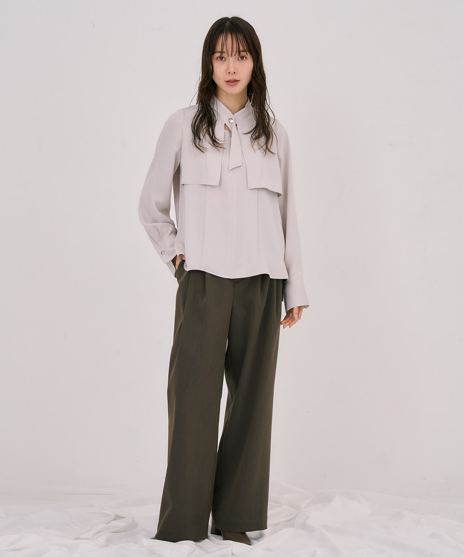 タイボタンメルトタッチブラウス