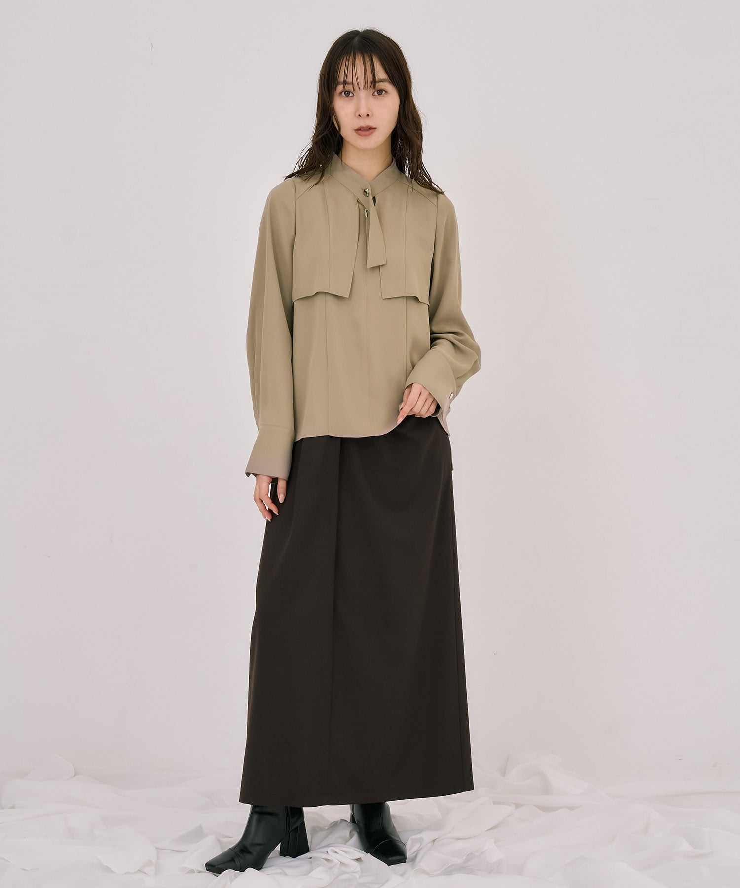 タイボタンメルトタッチブラウス