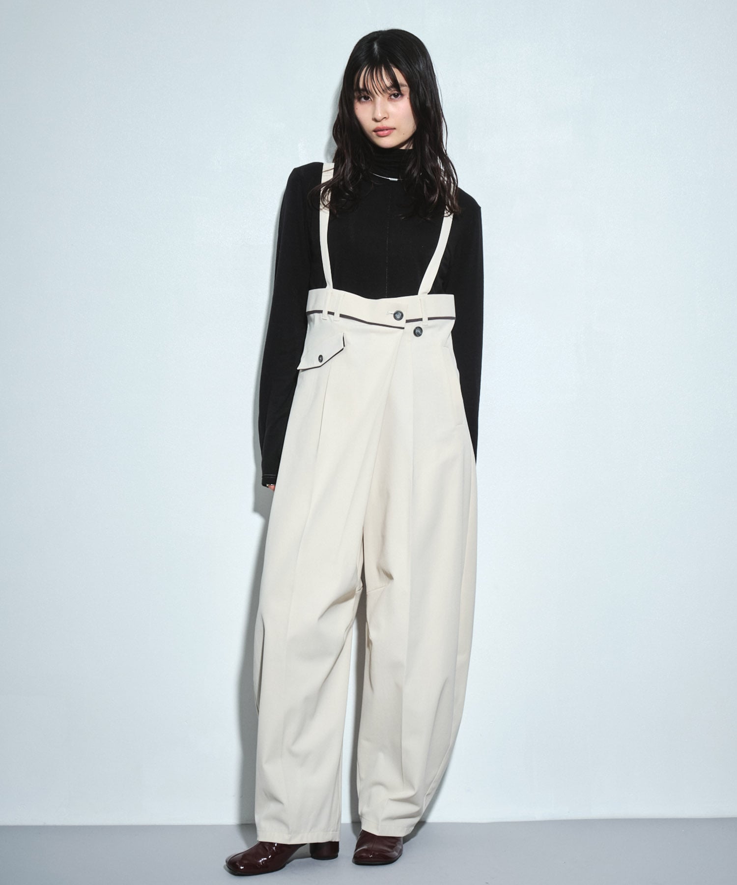 サスペンダーラップコクーンパンツ