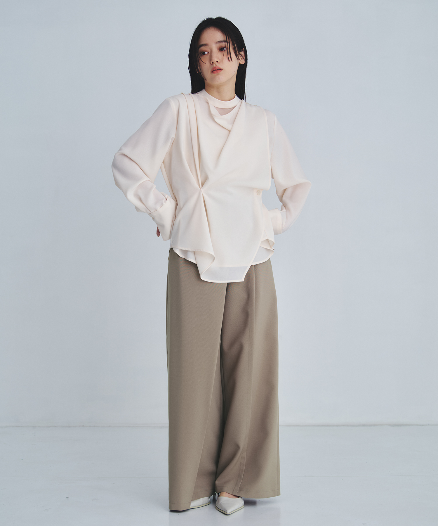 タックドレープシェイプブラウス