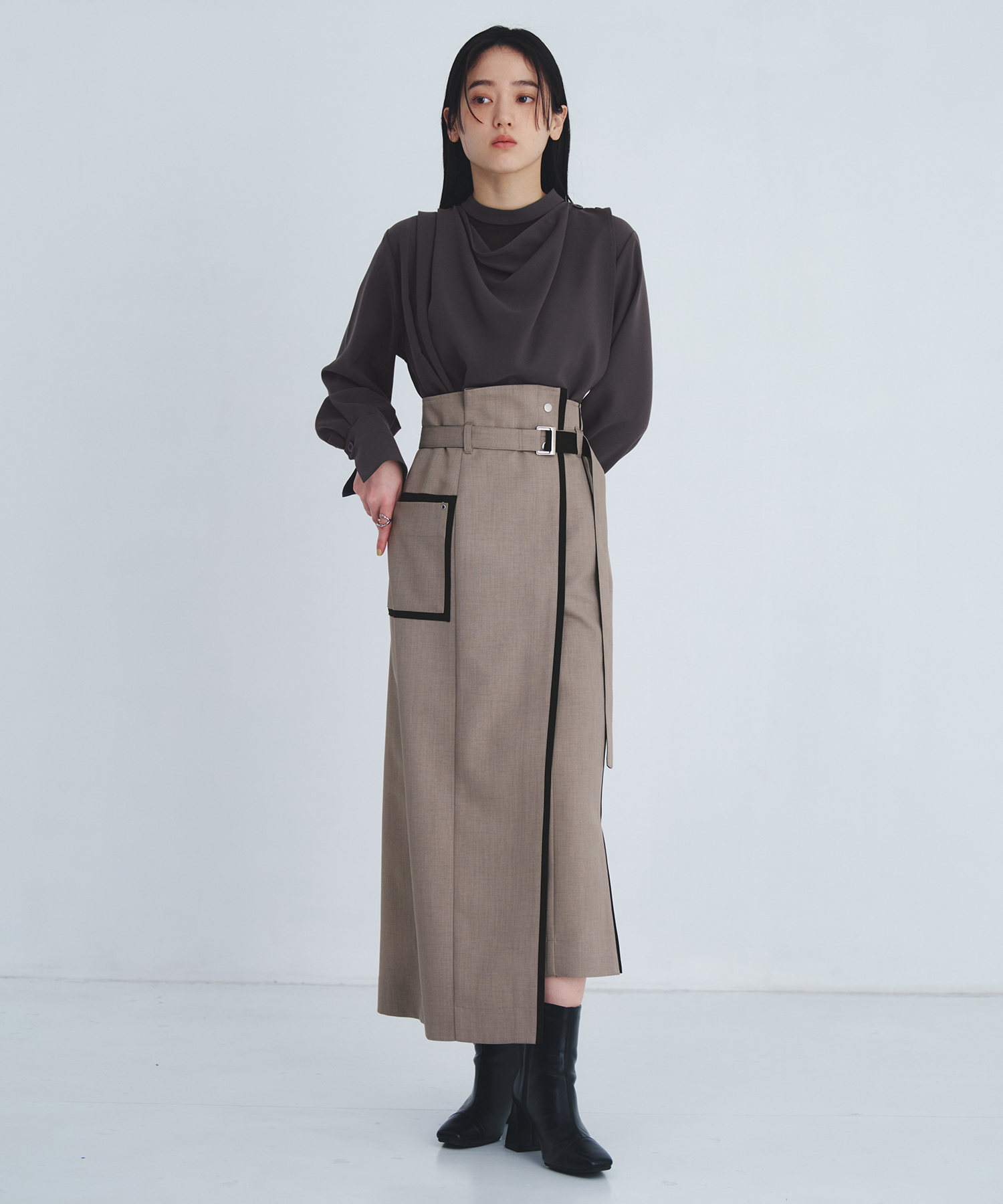 タックドレープシェイプブラウス