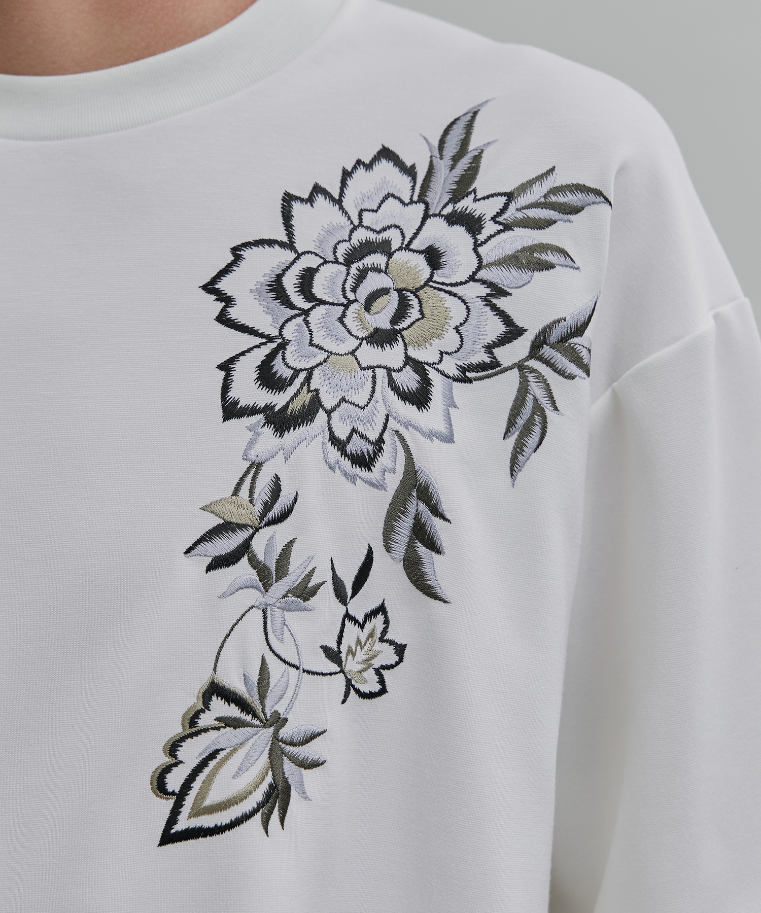 〈新発売〉フラワーエンブロイダリーTee