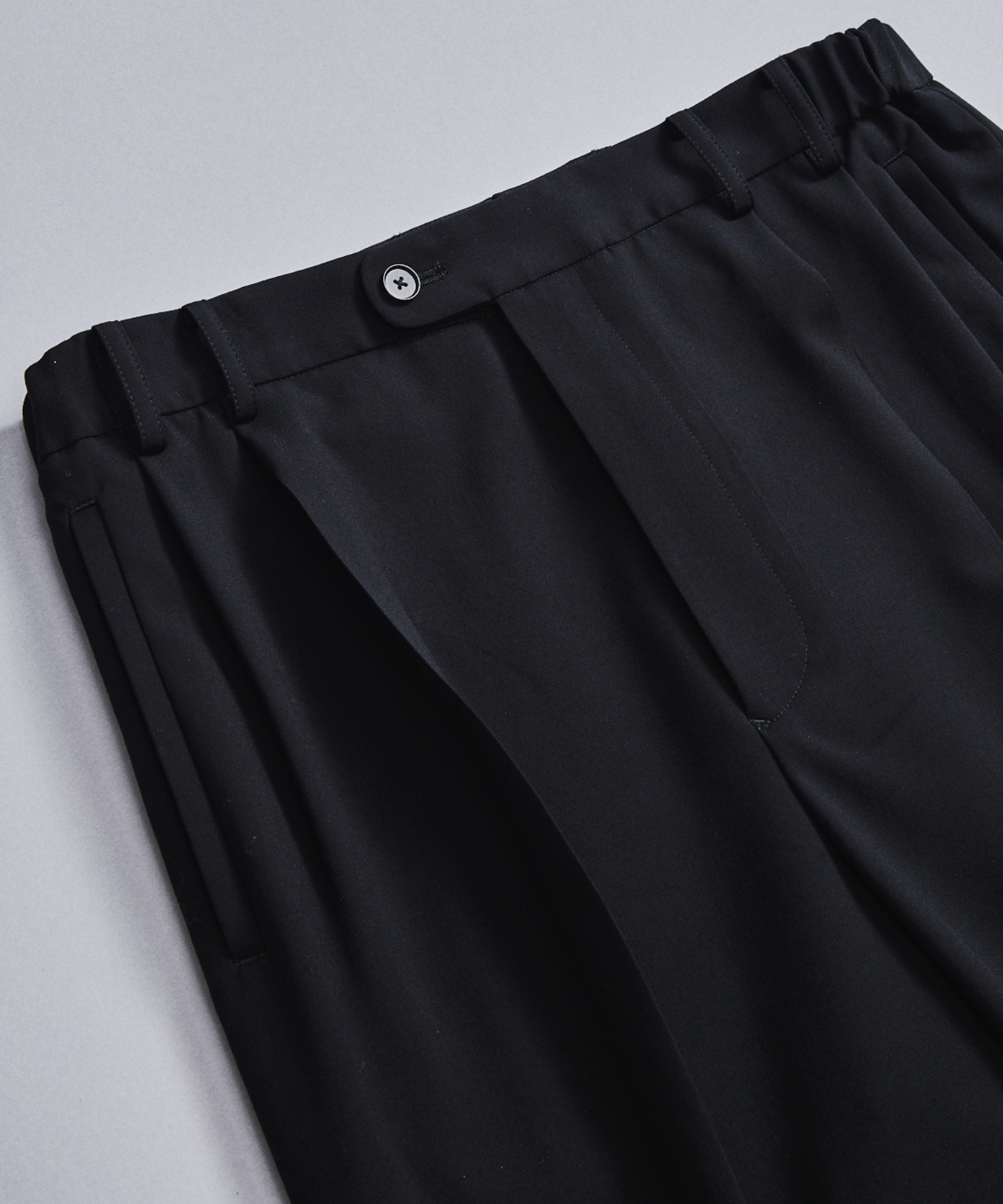 〈数量限定〉Super120s WOOL SERGE 2TUCK PANTS