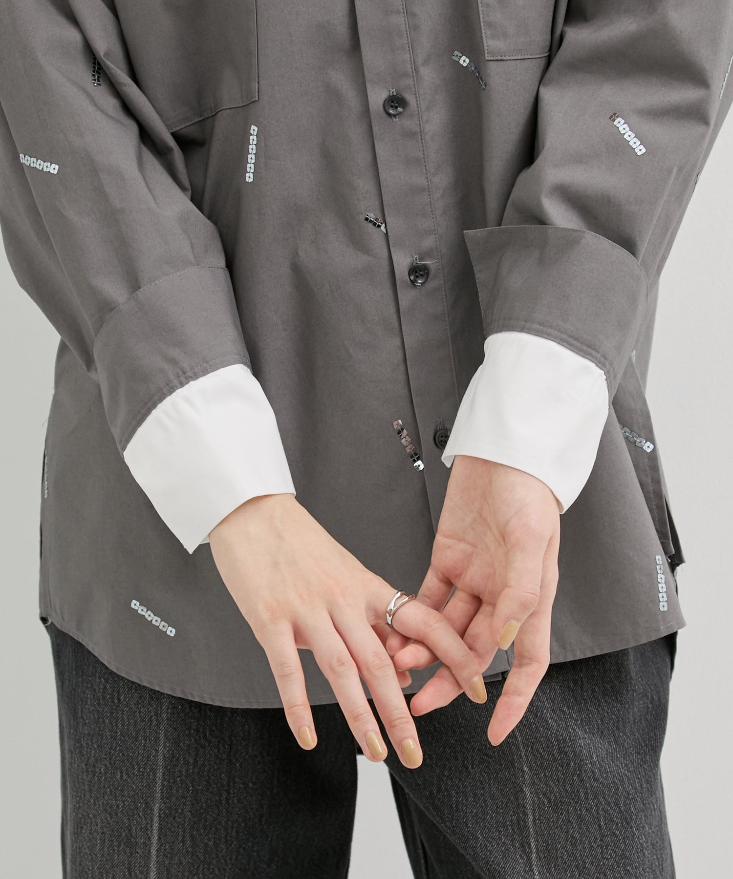 レイヤーカフススパンコールオーバーシャツ