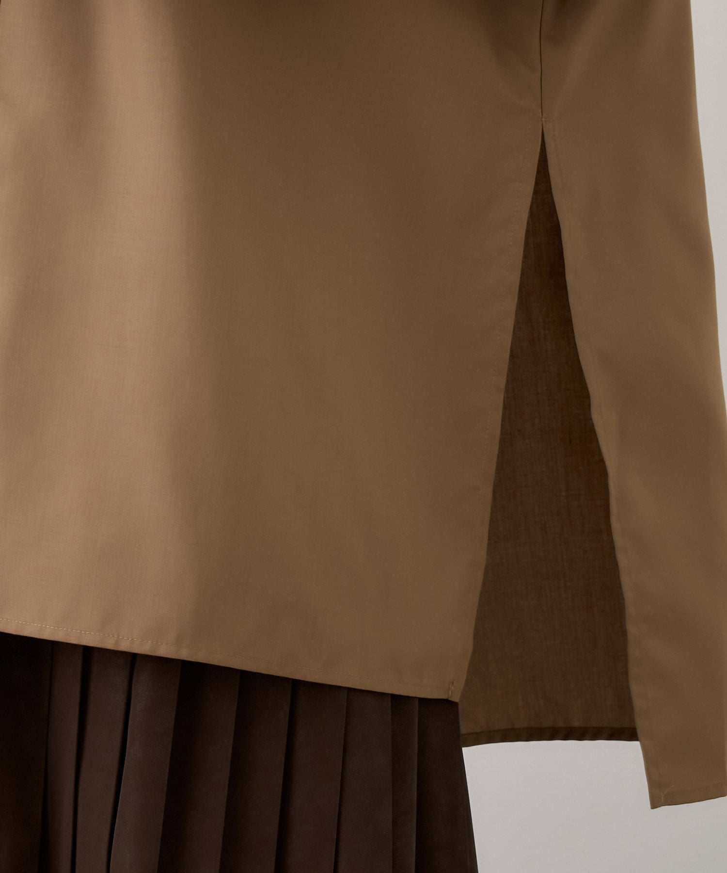 スタンドカラーバックボタンシャツ