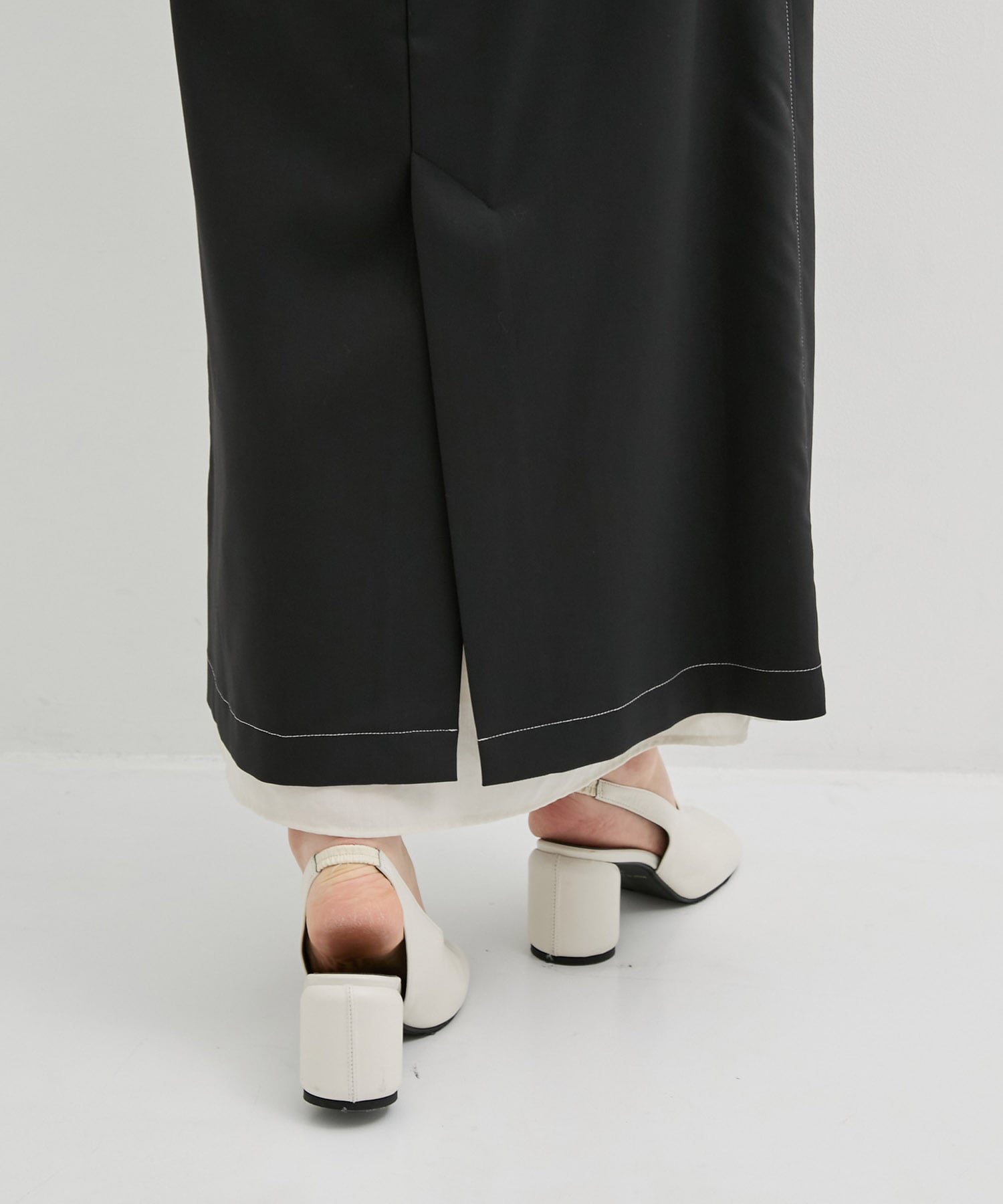 フロントスリットタイトスカート