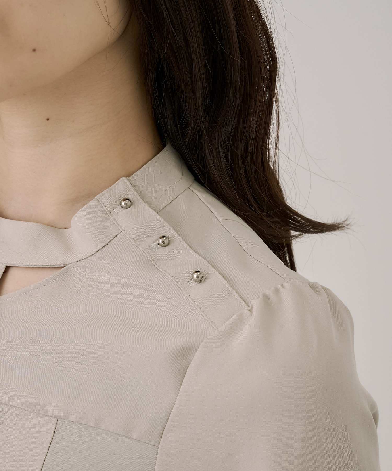 フロントタイタックブラウス