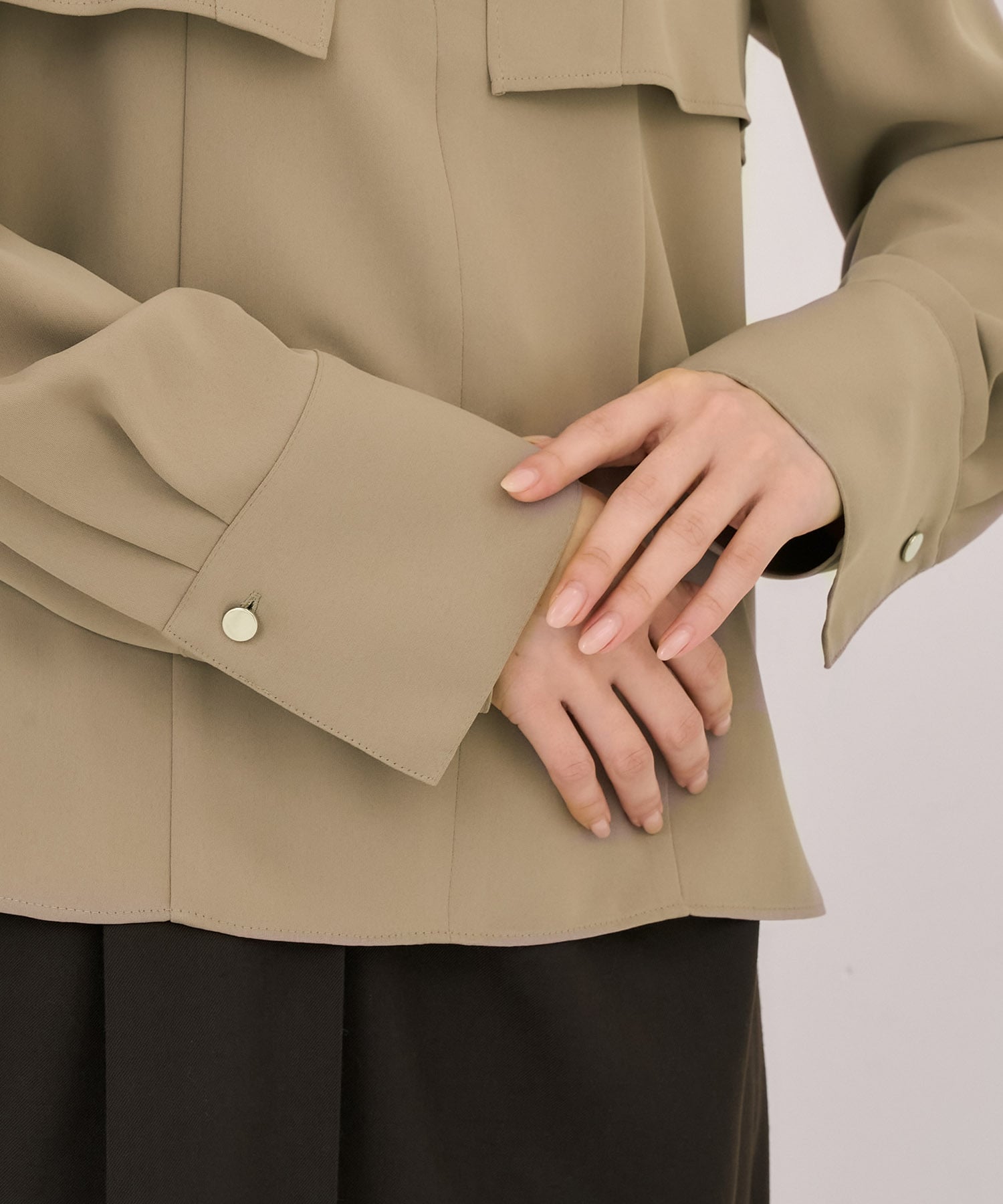 タイボタンメルトタッチブラウス