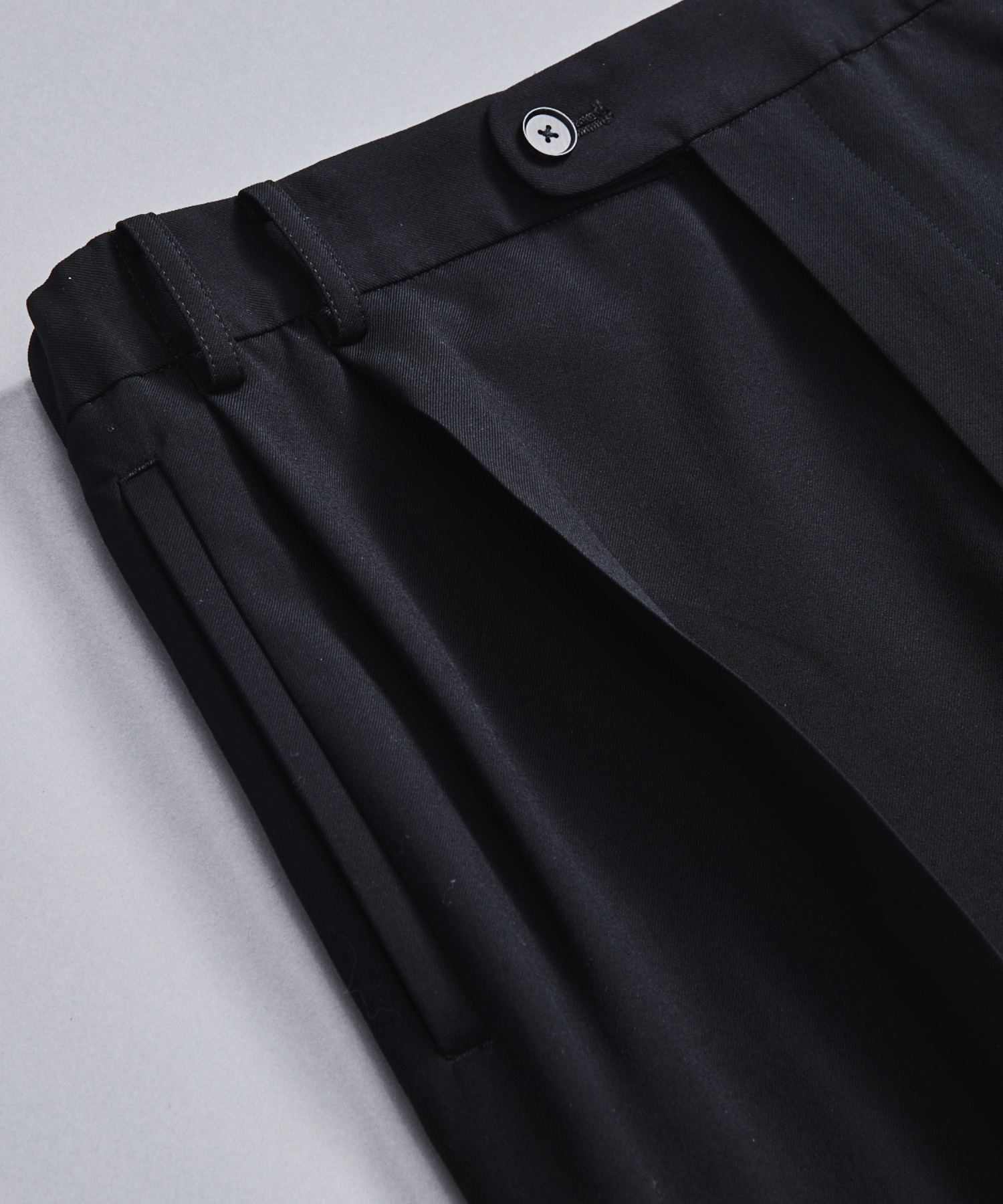 〈数量限定〉Super120s WOOL SERGE 2TUCK PANTS