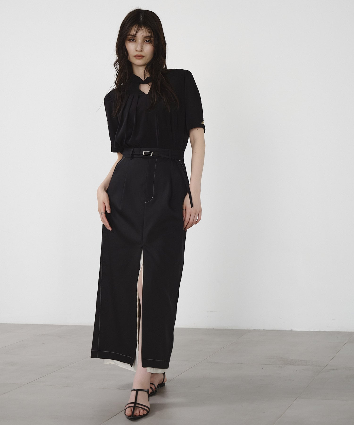 フロントスリットタイトスカート