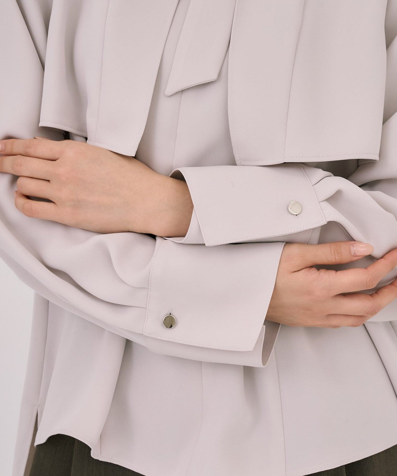 タイボタンメルトタッチブラウス