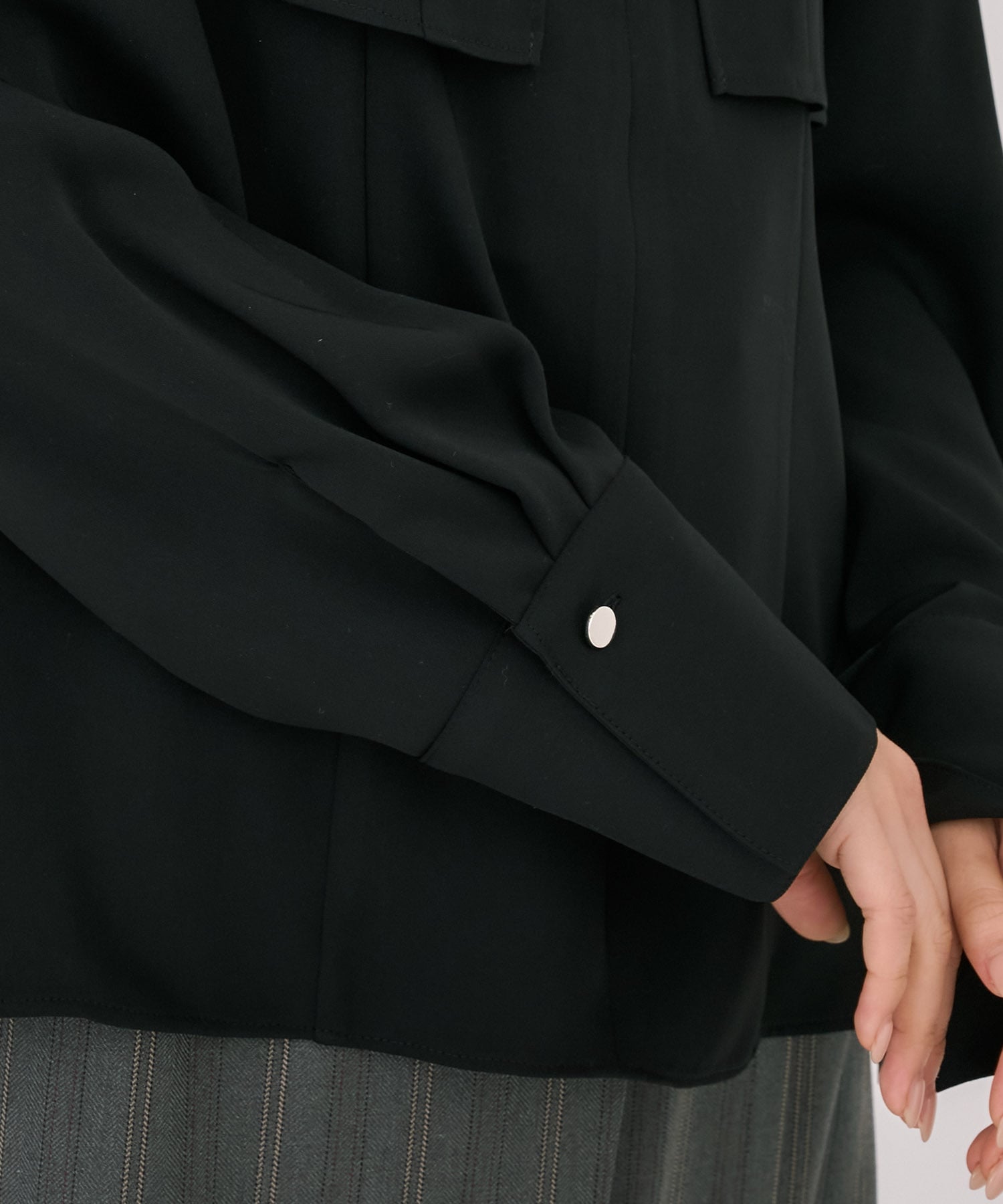 タイボタンメルトタッチブラウス