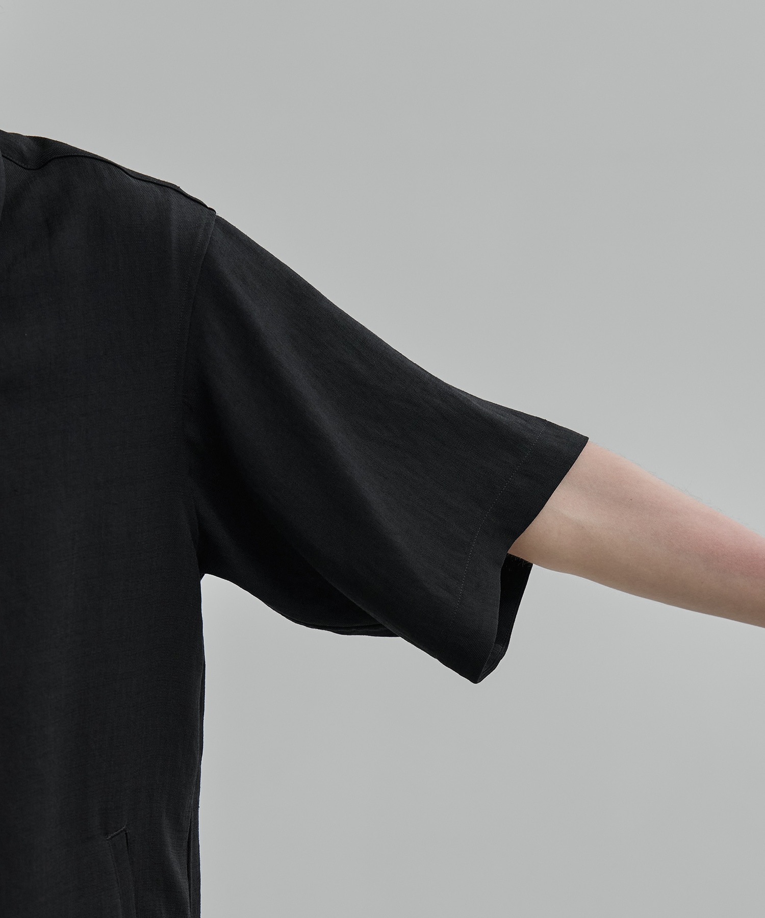 〈新発売〉MODERN SILK LINEN ショートスリーブブルゾン