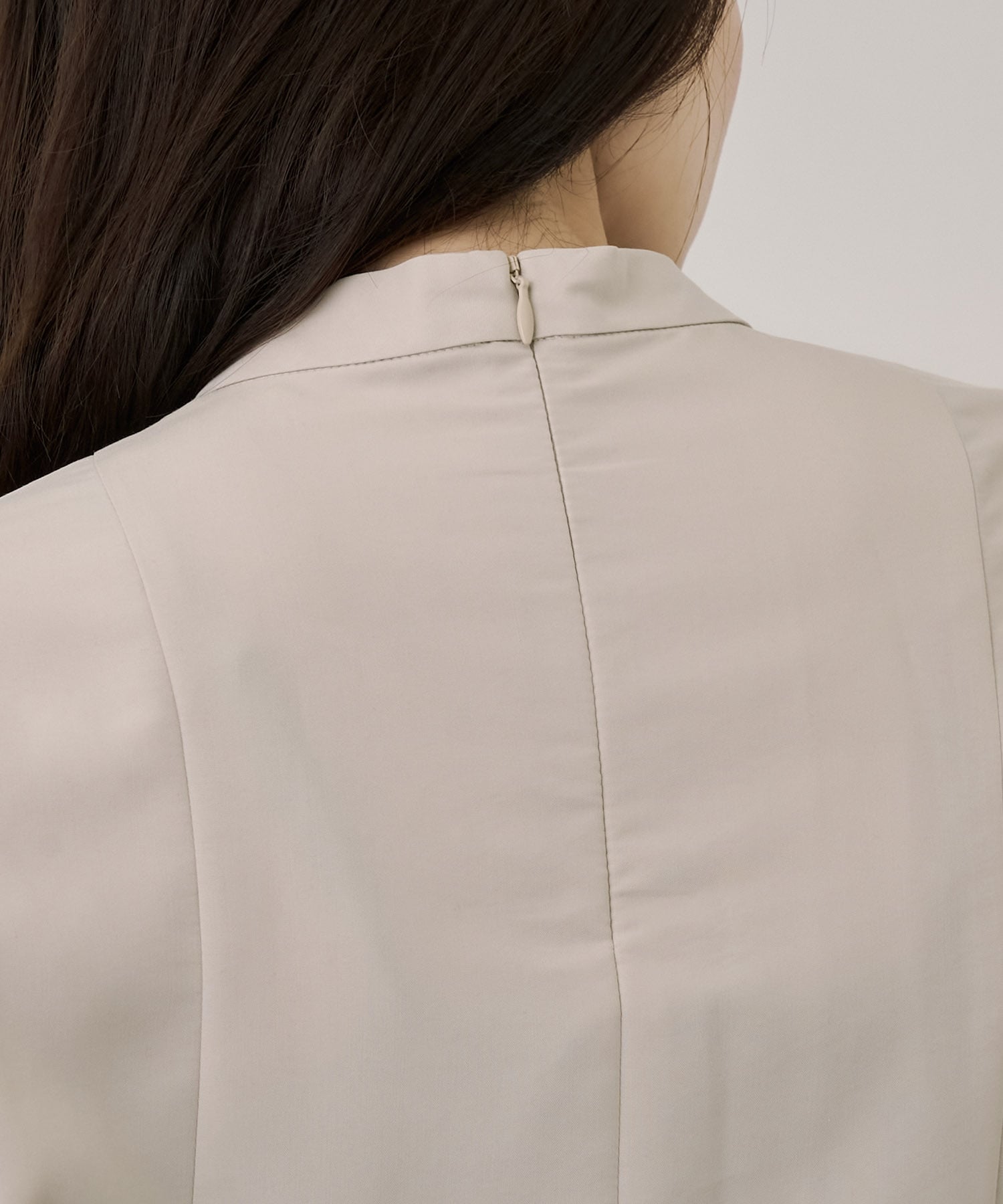 フロントタイタックブラウス