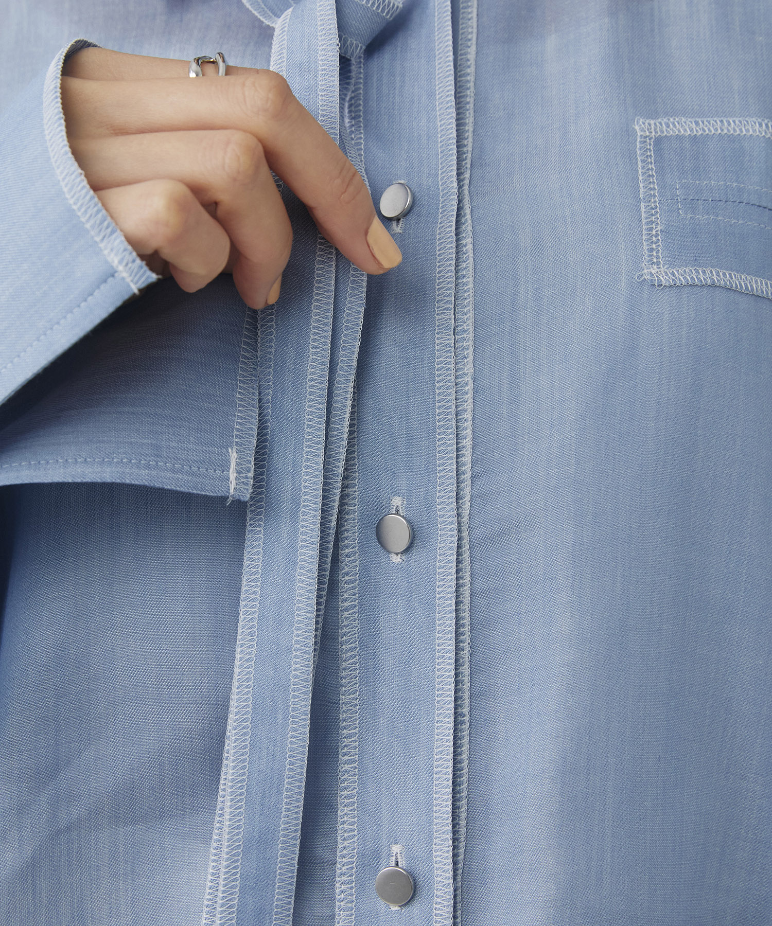 〈残りわずか〉シアーデニムトリムシャツ