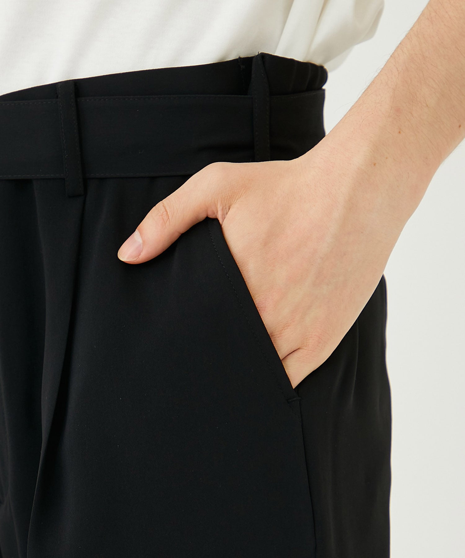 ベルテッドサイドジップテーパードパンツ