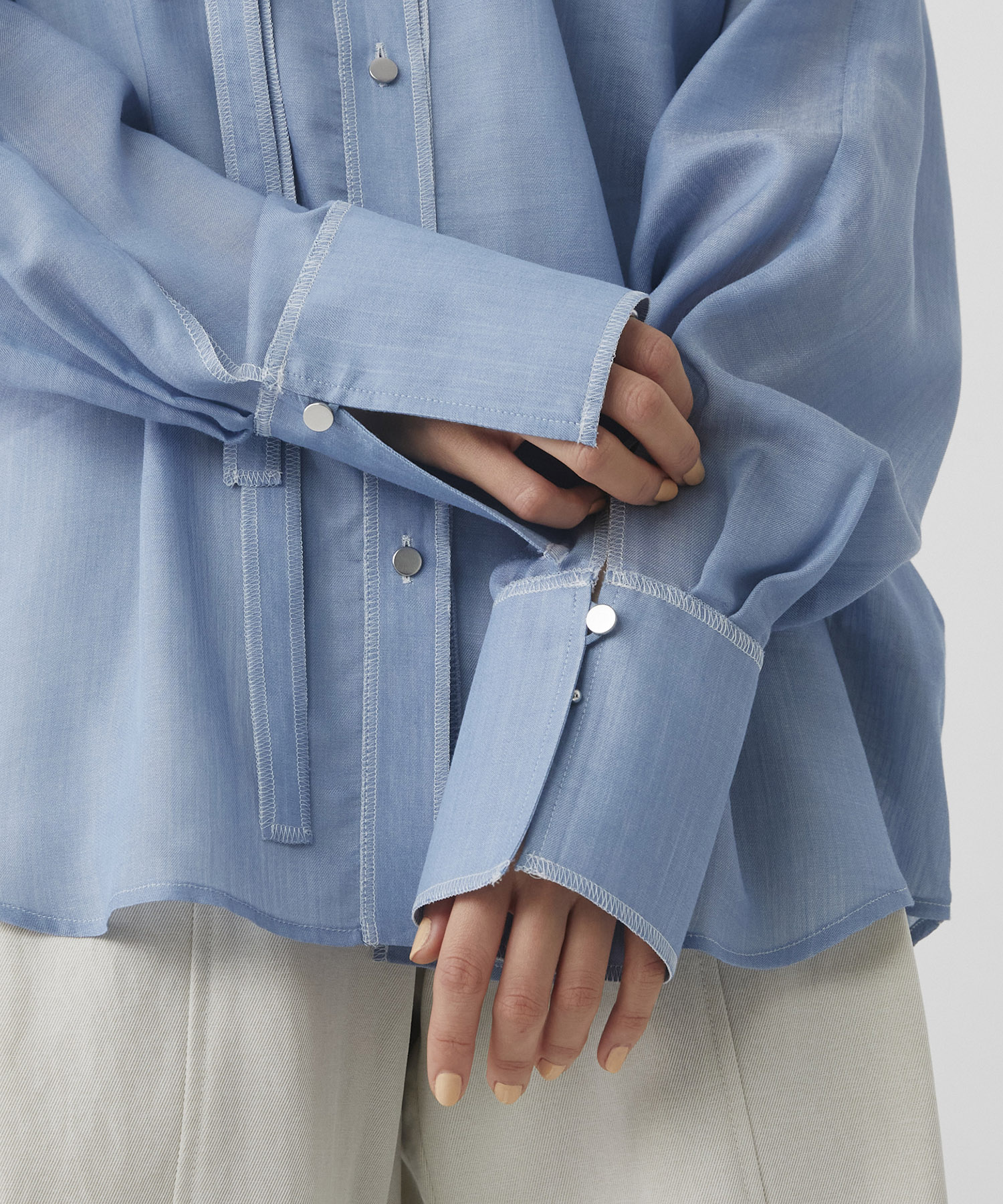 〈残りわずか〉シアーデニムトリムシャツ