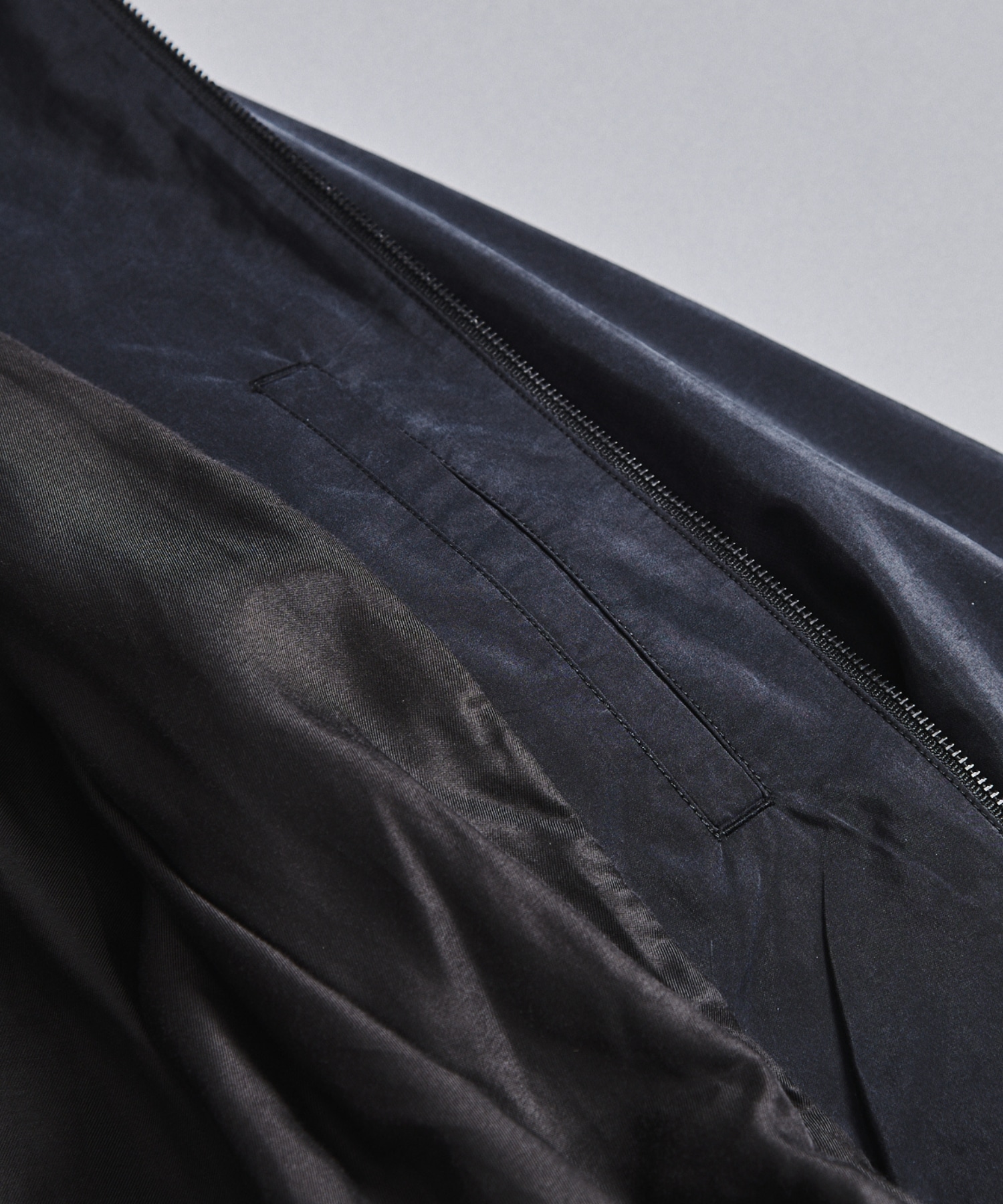 〈数量限定｜サイズ2：残り1点〉SILK NYLON BALLOON BLOUSON