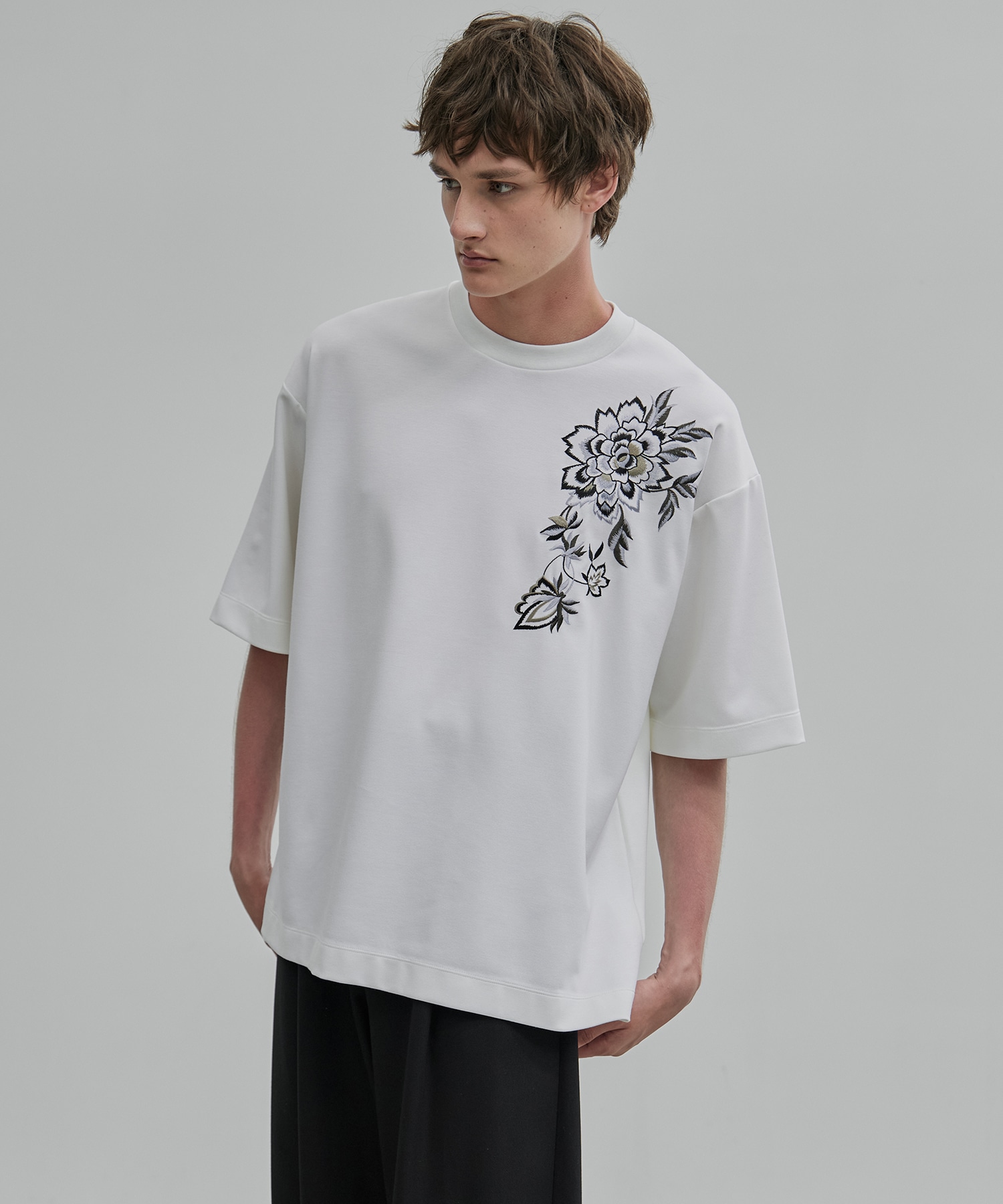 〈新発売〉フラワーエンブロイダリーTee
