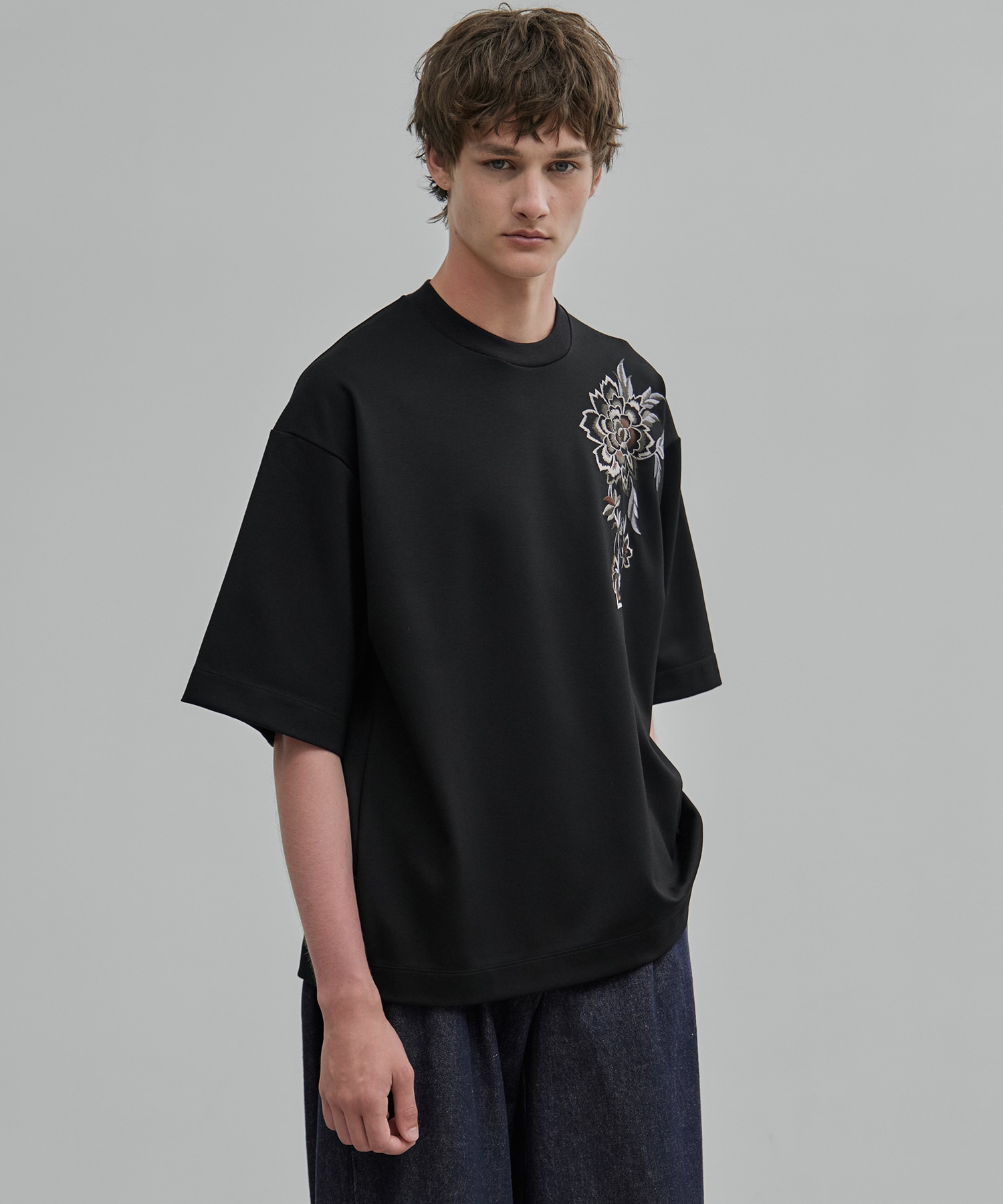 〈新発売〉フラワーエンブロイダリーTee