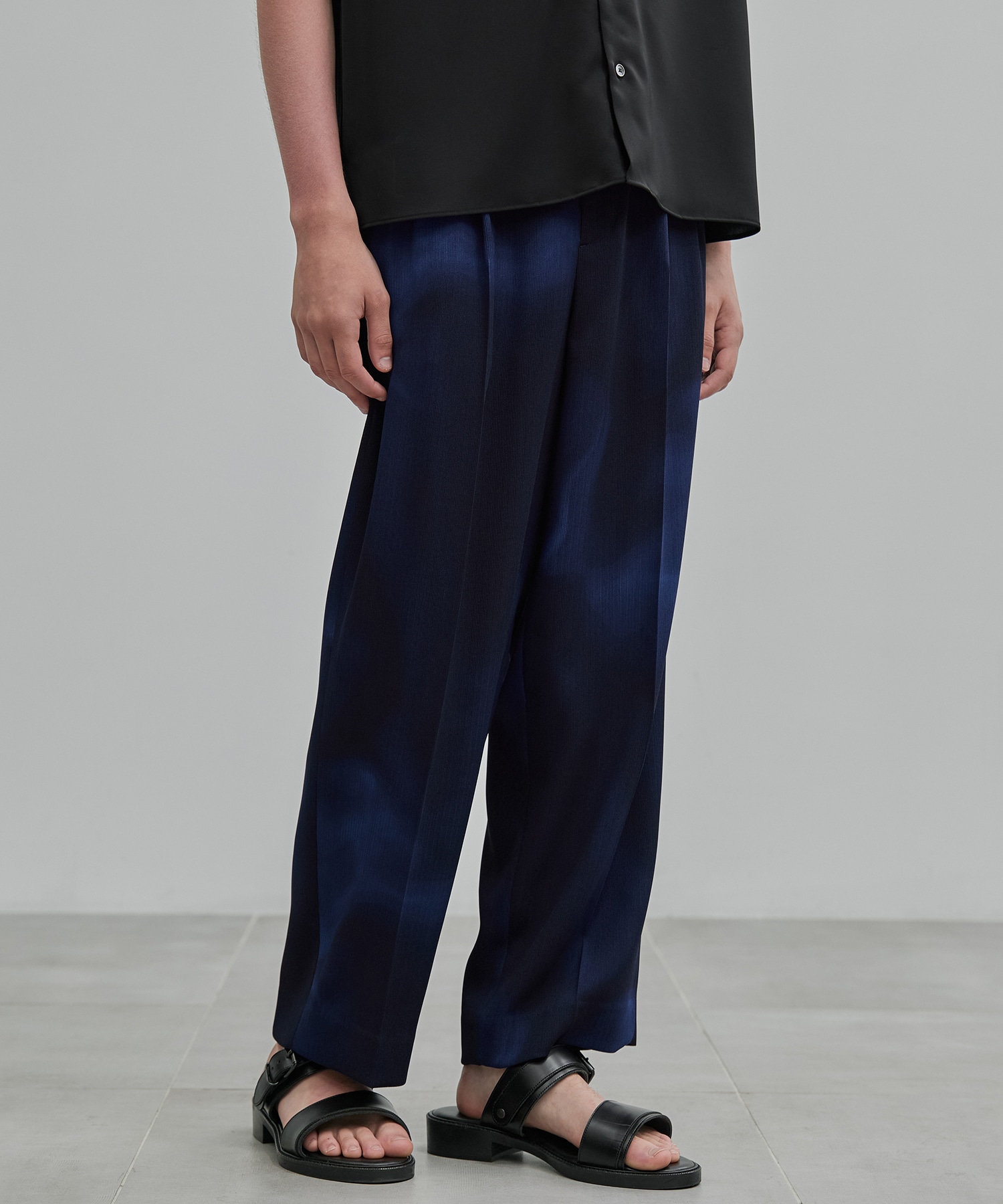 〈新発売〉COLD DRY GRADATION PLEATS 2タックイージーパンツ