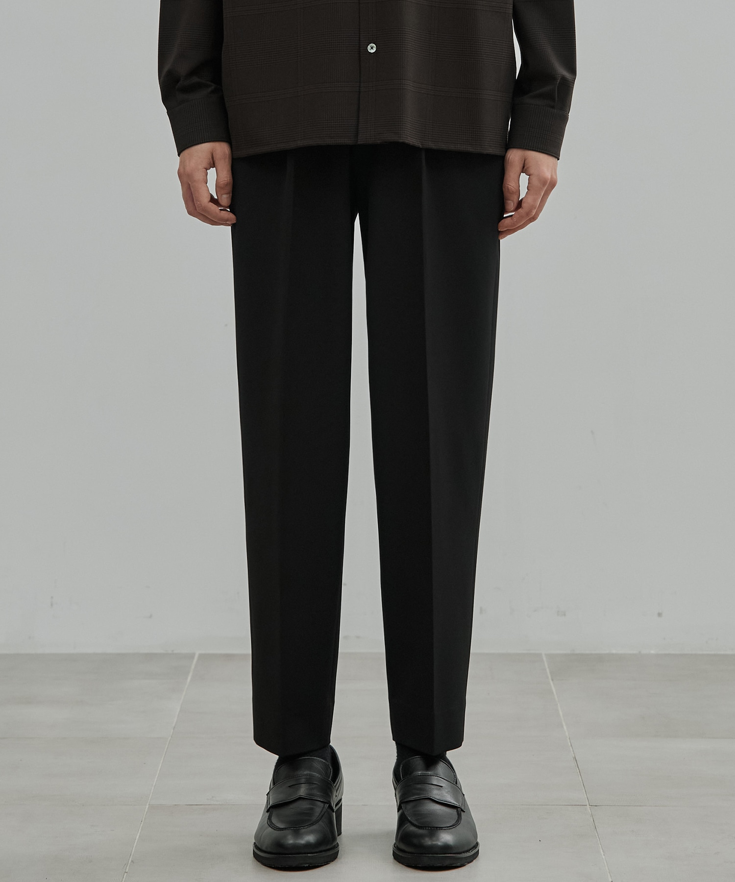 アウトラスト キープクリース 1タック ストレートパンツ