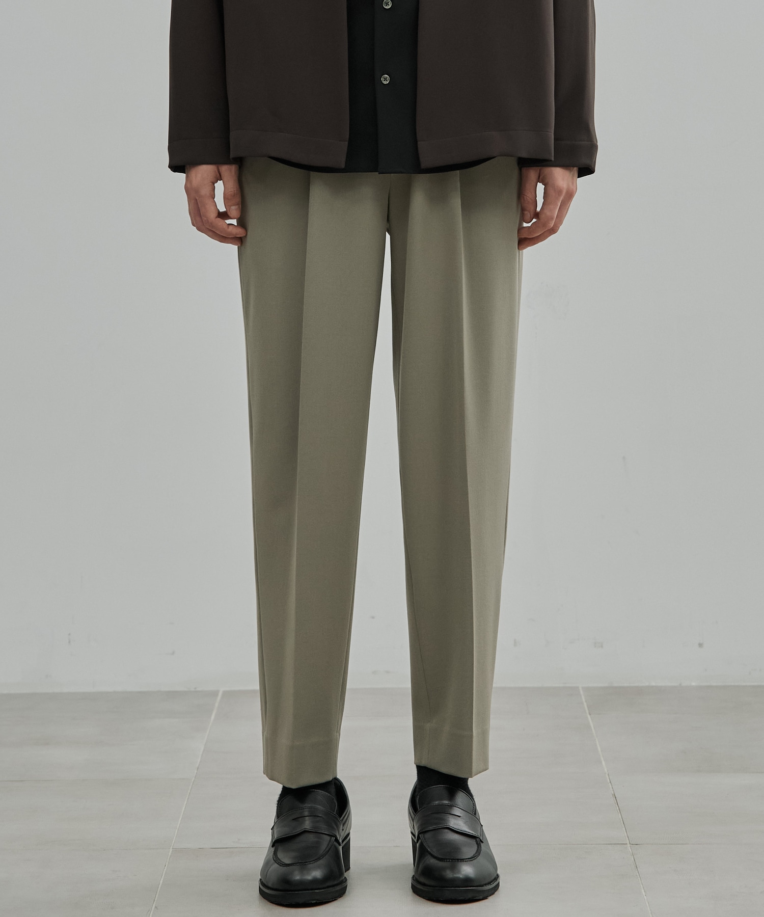 アウトラスト キープクリース 1タック ストレートパンツ