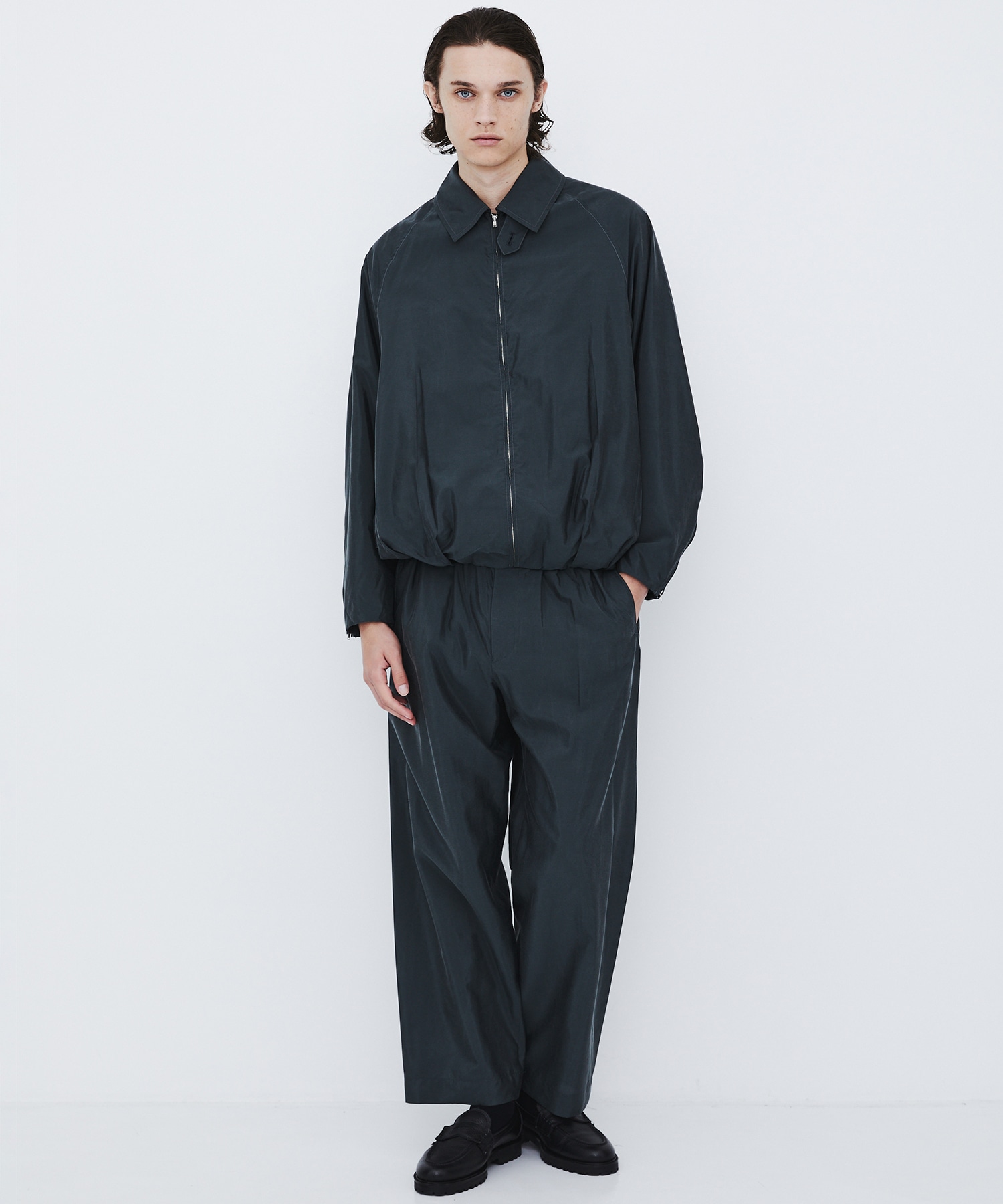 〈数量限定｜サイズ2：残り1点〉SILK NYLON EASY PANTS