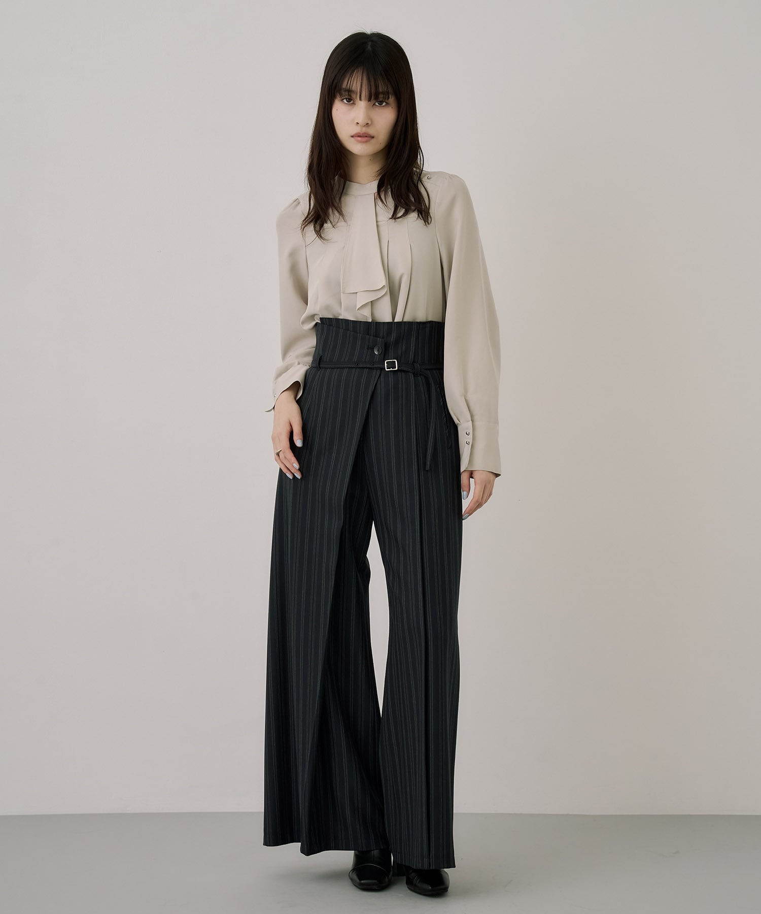 フロントタイタックブラウス