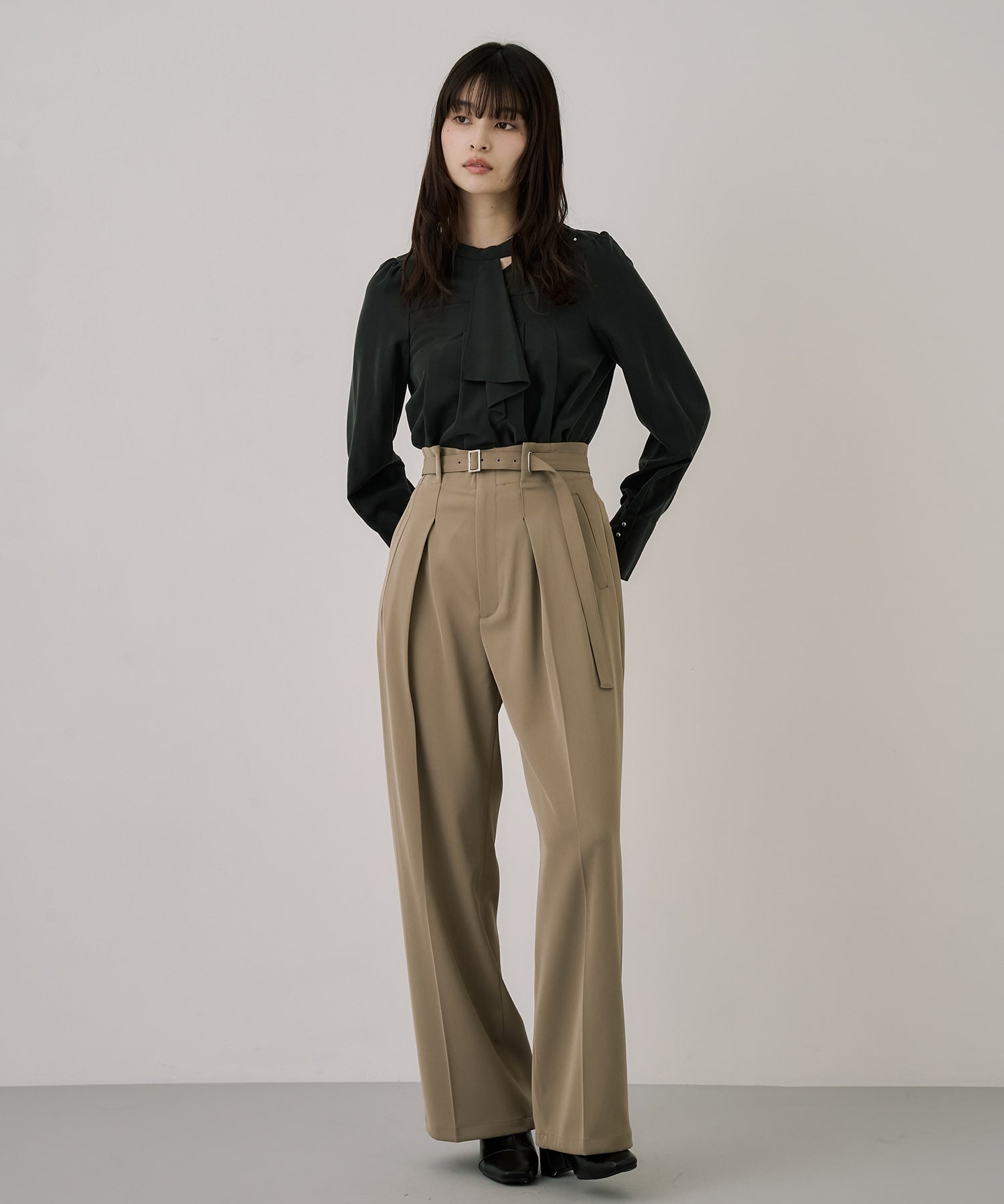 〈残りわずか〉フロントタイタックブラウス