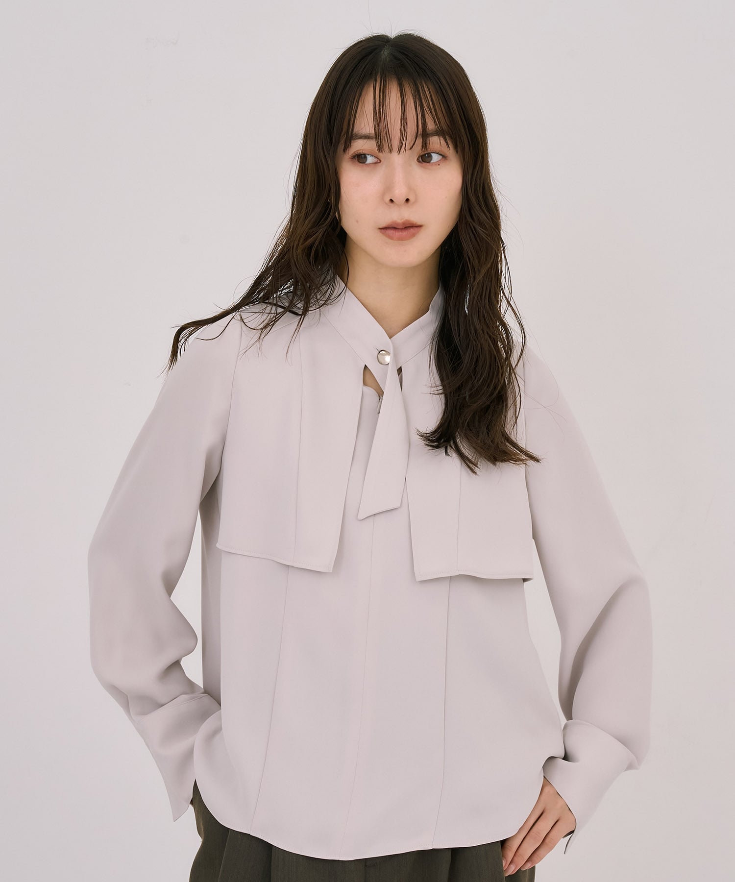 タイボタンメルトタッチブラウス