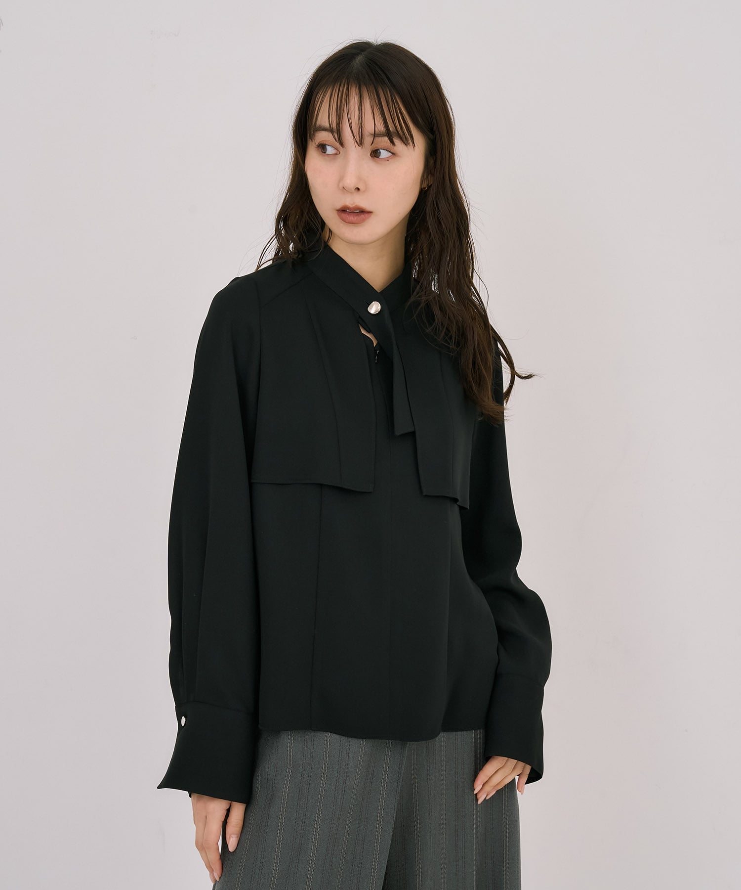 タイボタンメルトタッチブラウス