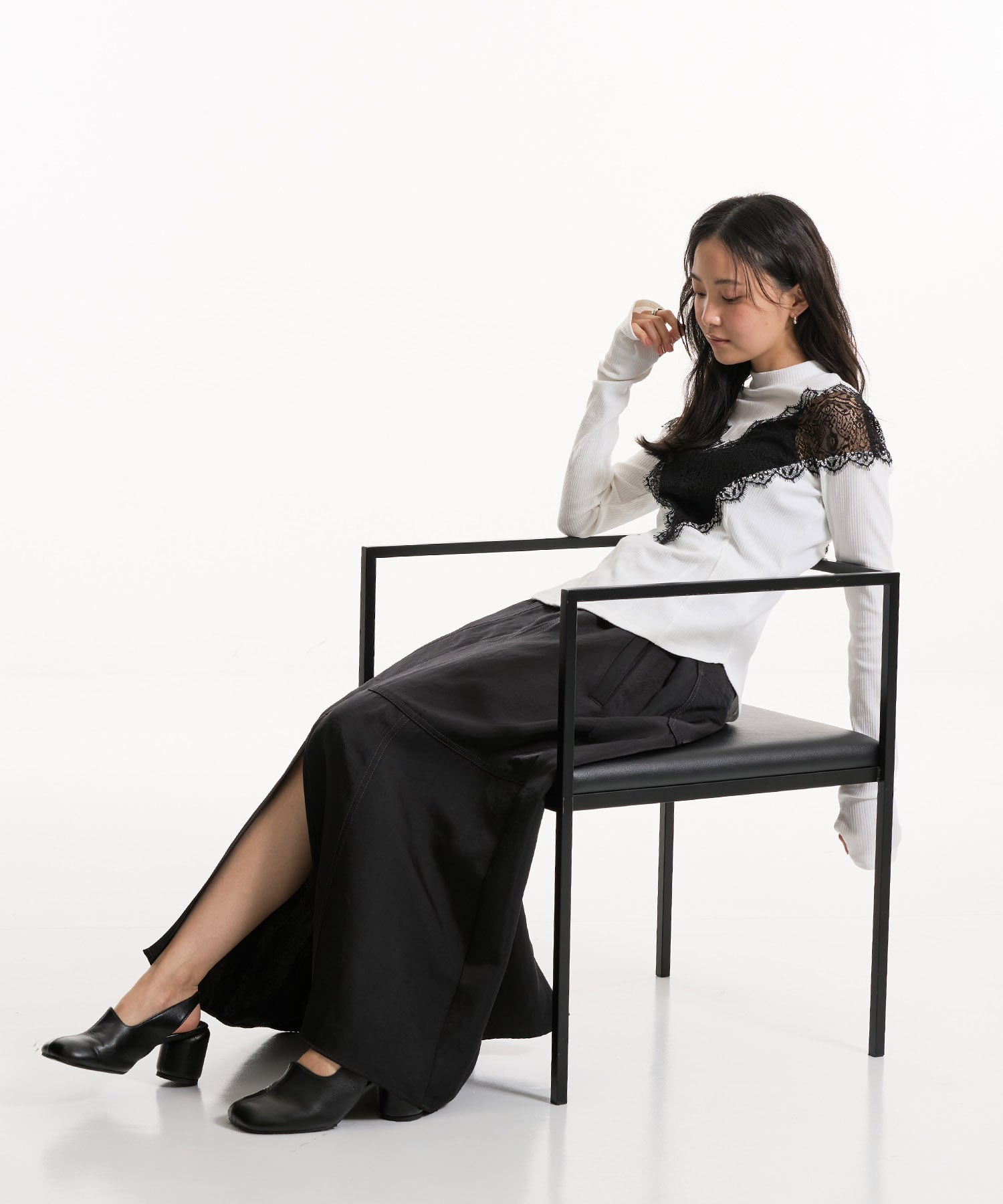 Vネックレースプルオーバー