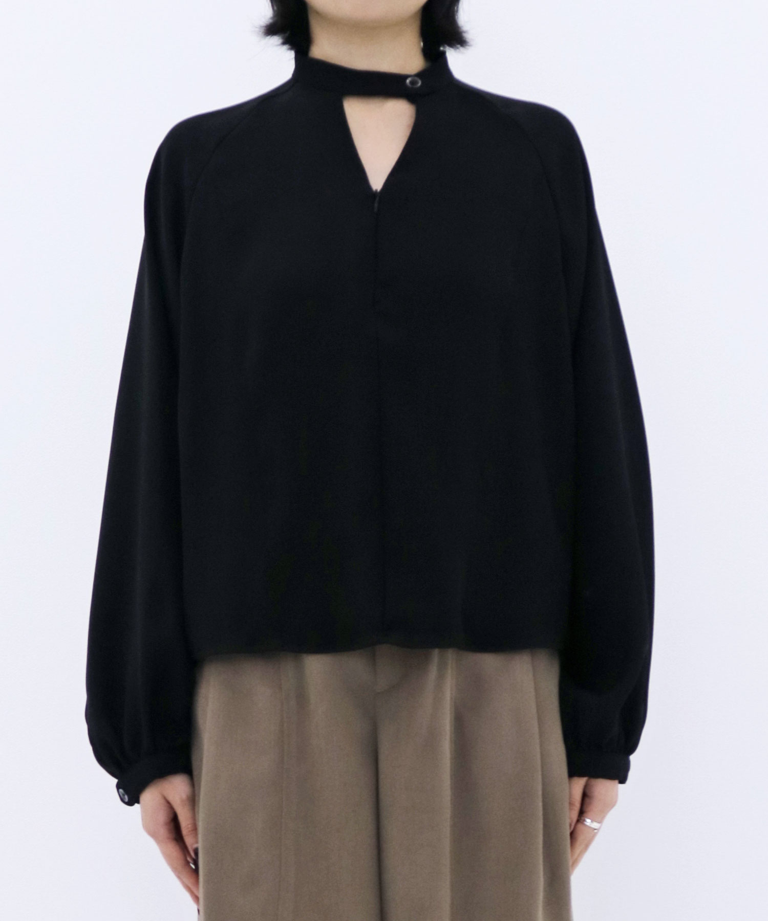 〈一部店舗限定〉ミリオネスリットホールブラウス
