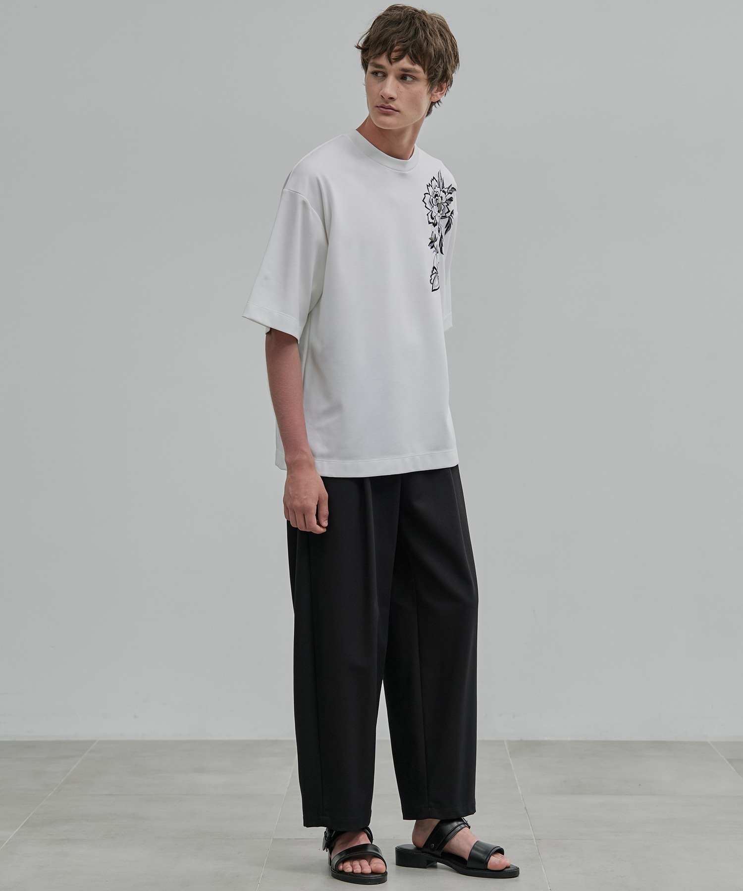 〈新発売〉フラワーエンブロイダリーTee