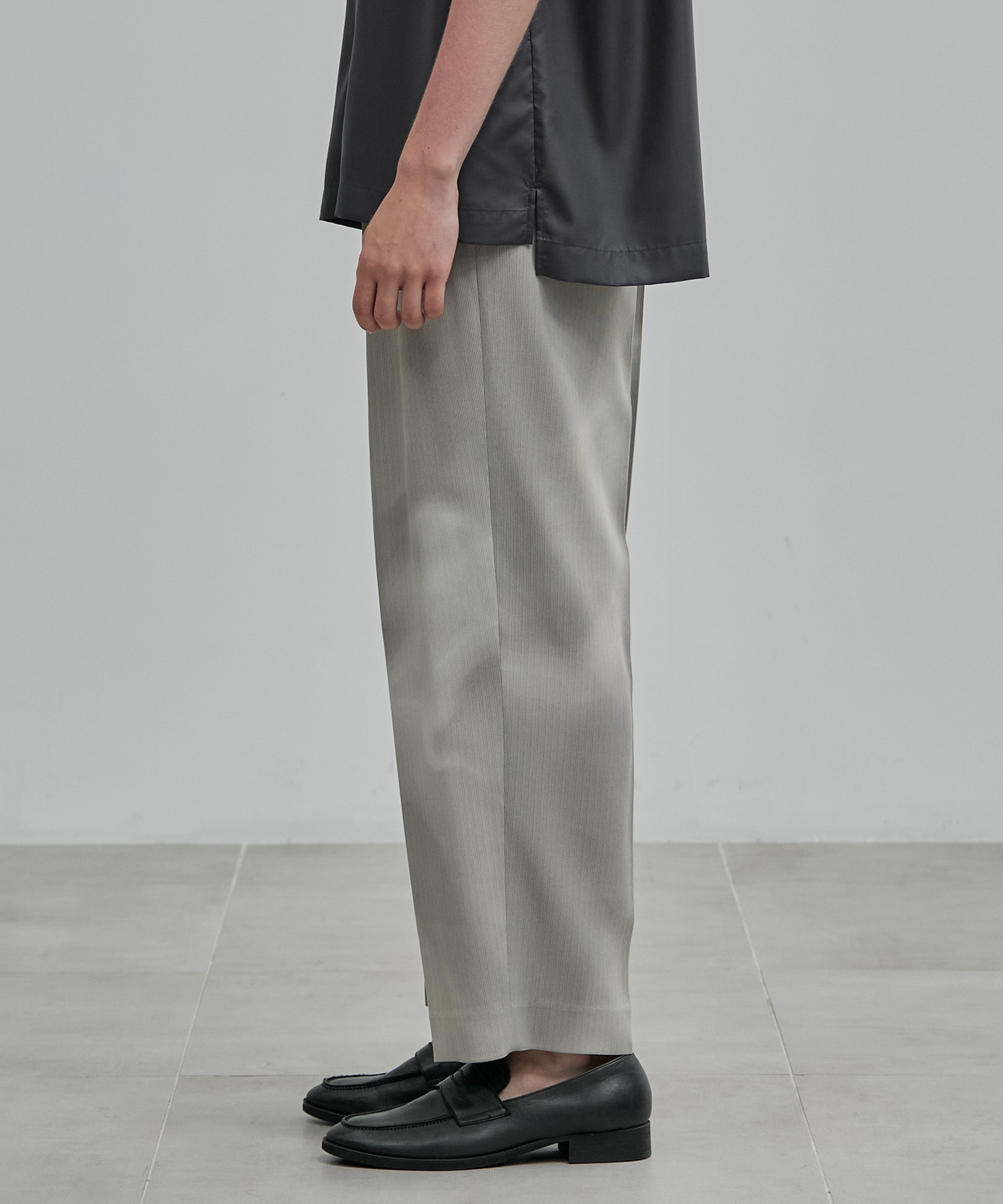 〈新発売〉COLD DRY GRADATION PLEATS 2タックイージーパンツ