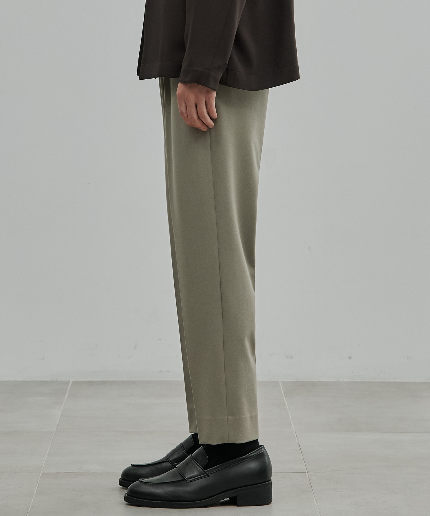 アウトラスト キープクリース 1タック ストレートパンツ