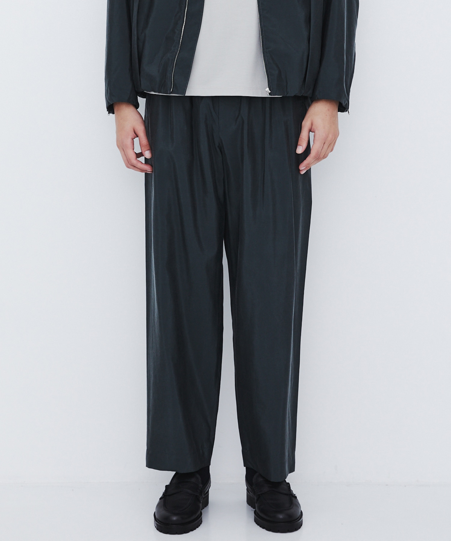 〈数量限定｜サイズ2：残り1点〉SILK NYLON EASY PANTS