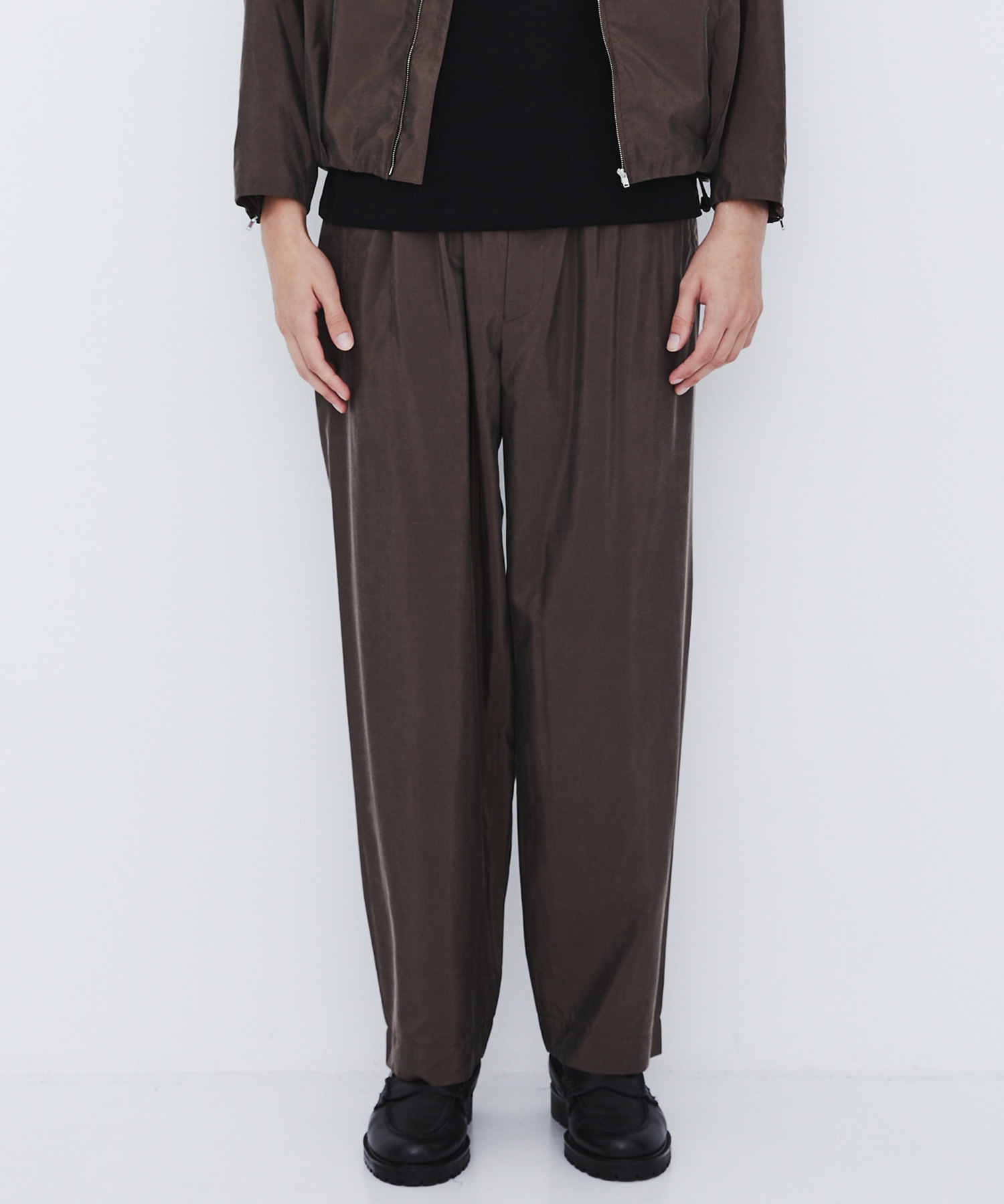〈数量限定｜サイズ2：残り1点〉SILK NYLON EASY PANTS