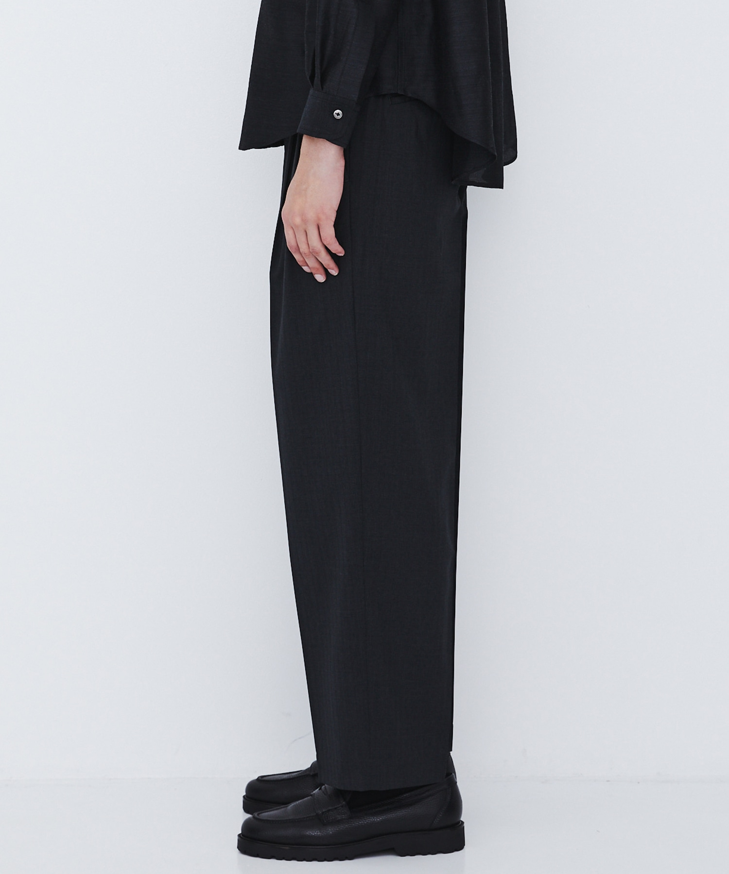 〈数量限定〉SERPINO WOOL 2TUCK PANTS