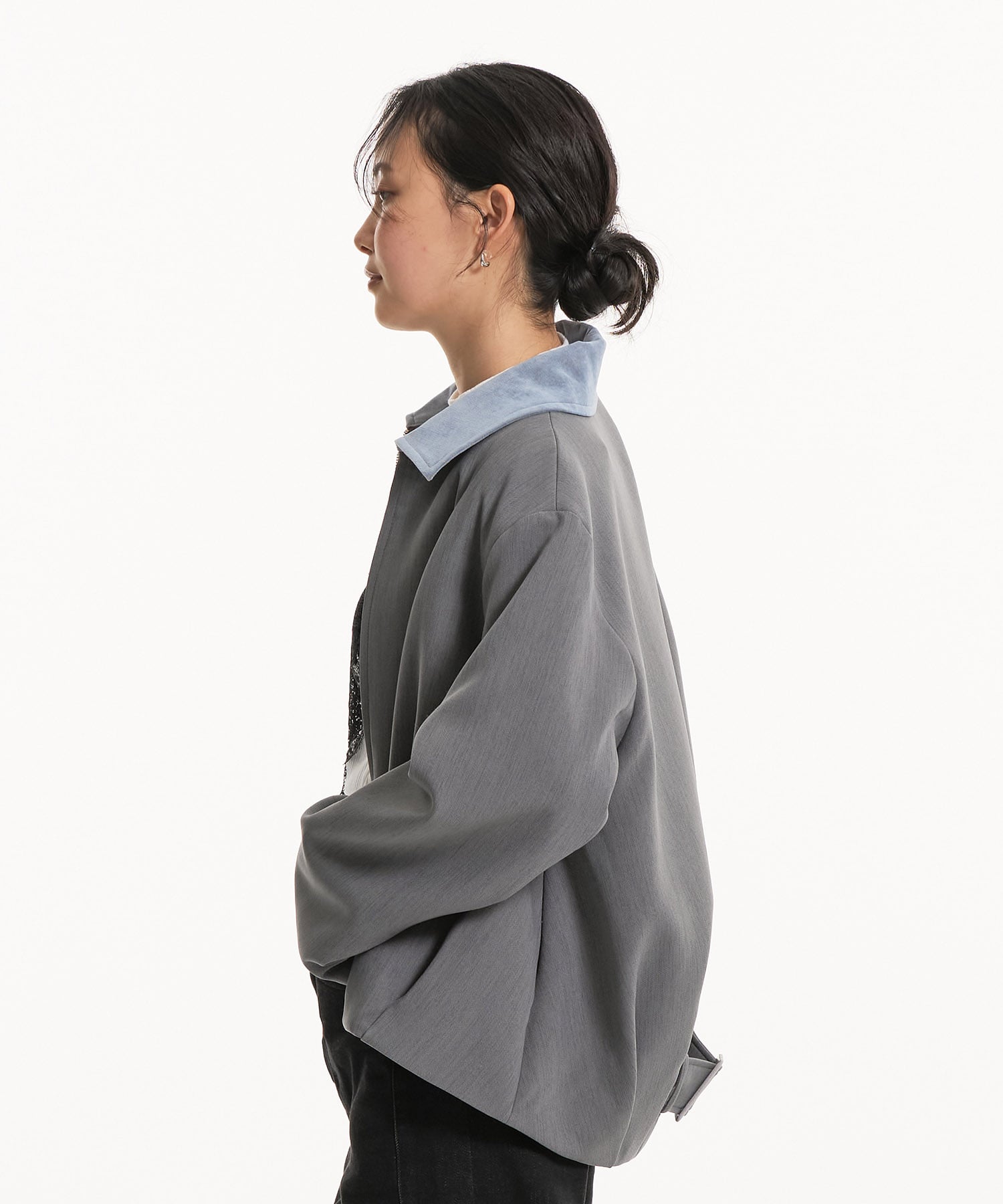 〈即完売につき予約25点追加〉【WEB限定カラー】バックベルトタックブルゾン