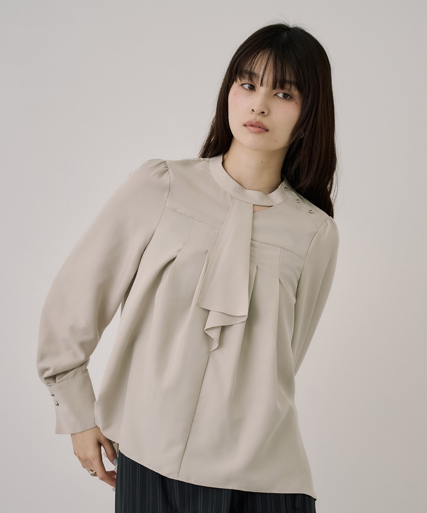 フロントタイタックブラウス