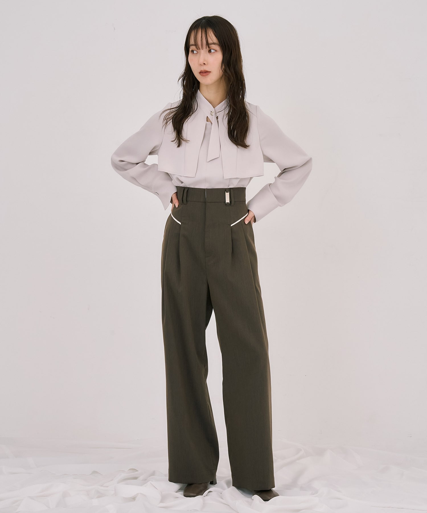 タイボタンメルトタッチブラウス