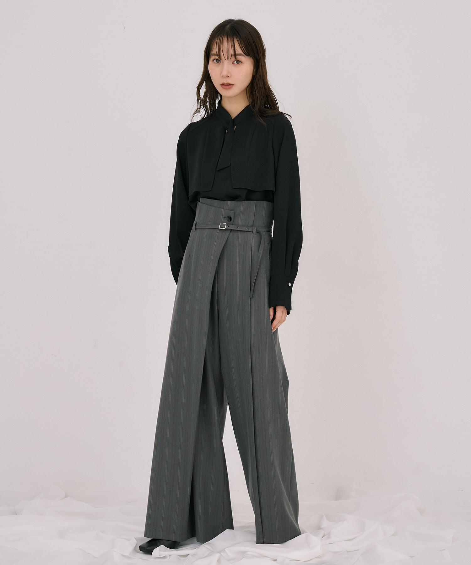 タイボタンメルトタッチブラウス